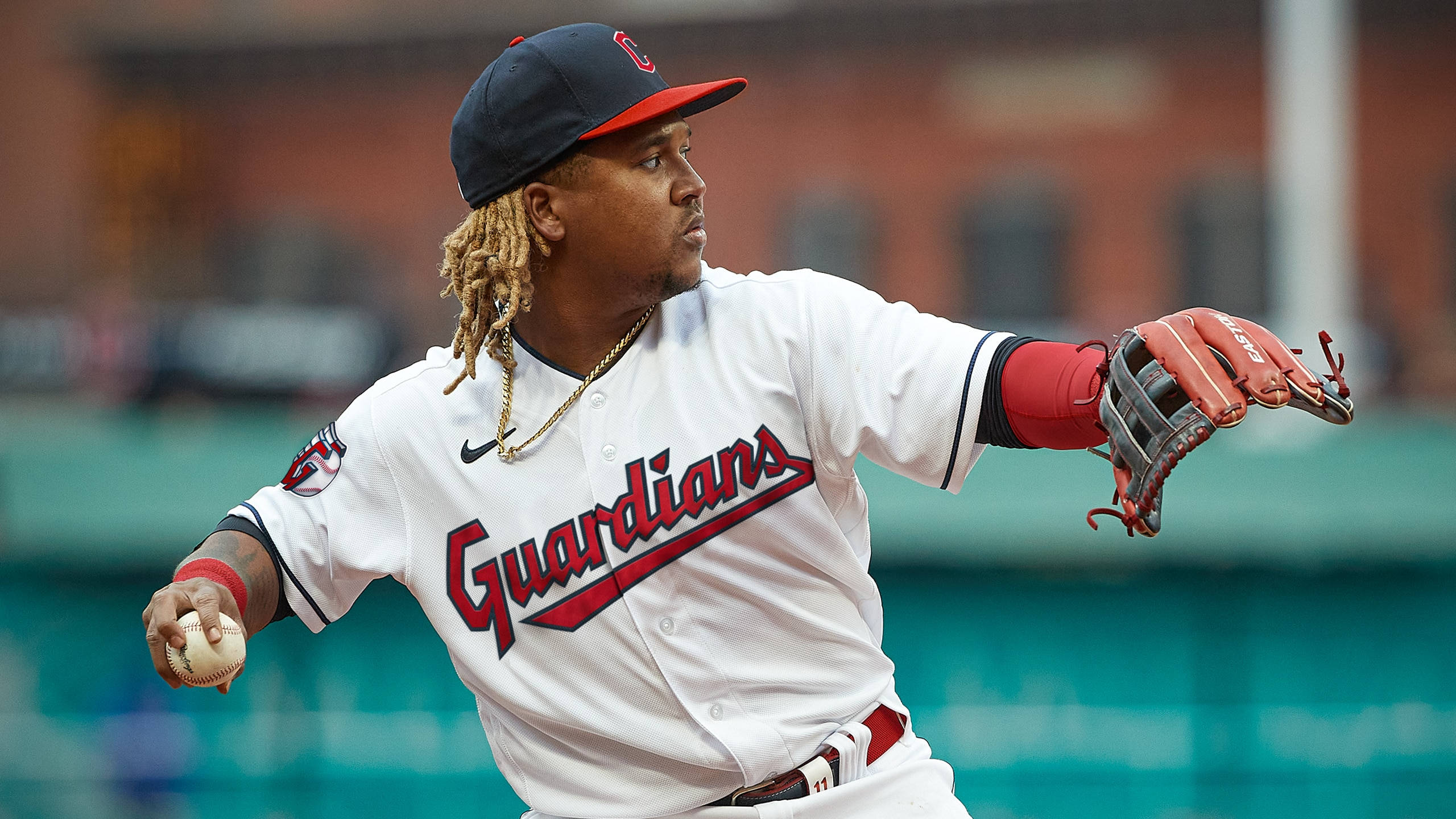 Jose Ramirez 桌布 壁紙 — 一位身穿Guardians球衣的棒球投手在日間比賽中專注地投球。