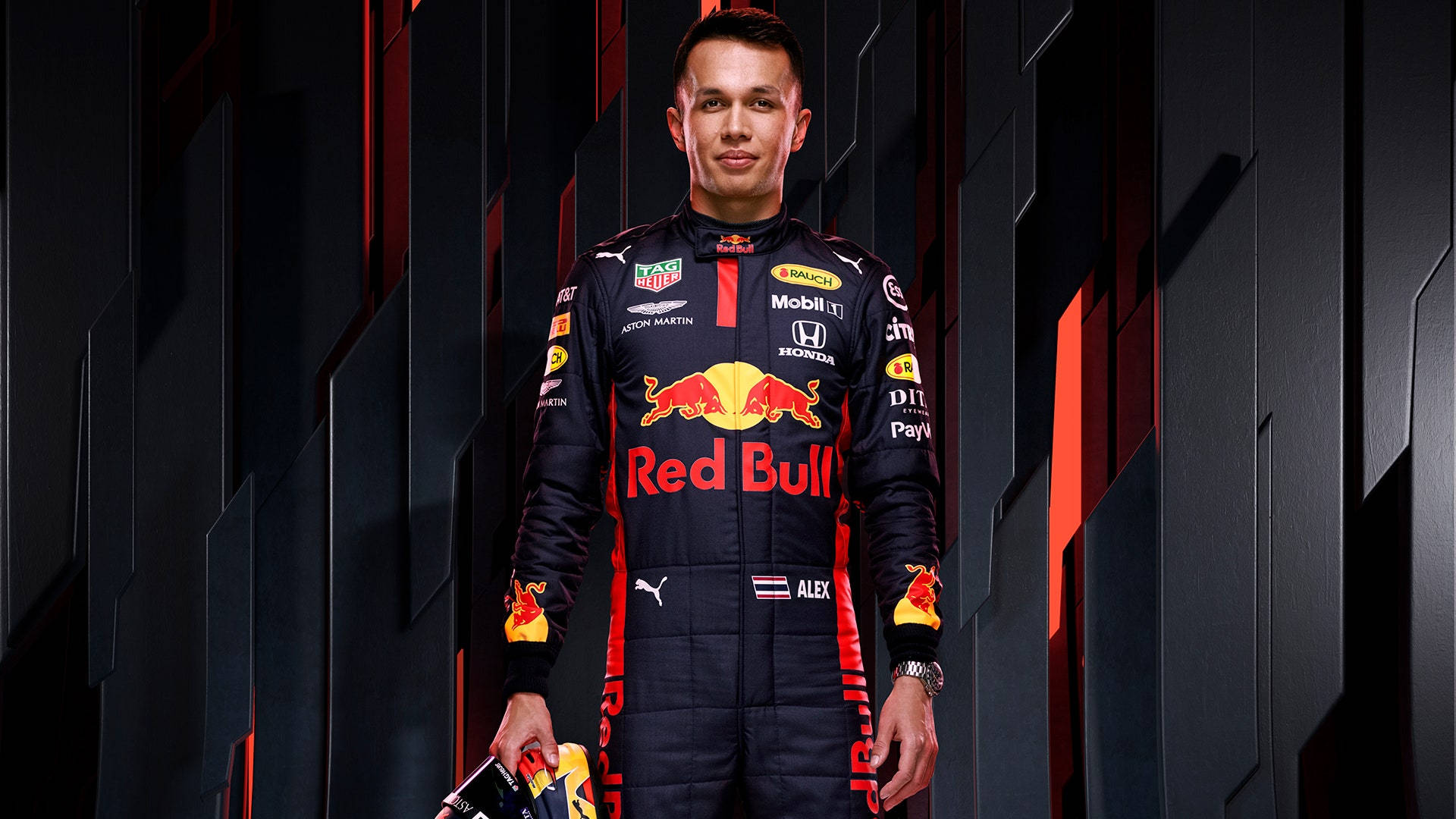 身穿Red Bull賽車服的F1車手在攝影棚中擺姿勢 — 紅牛F1 壁紙