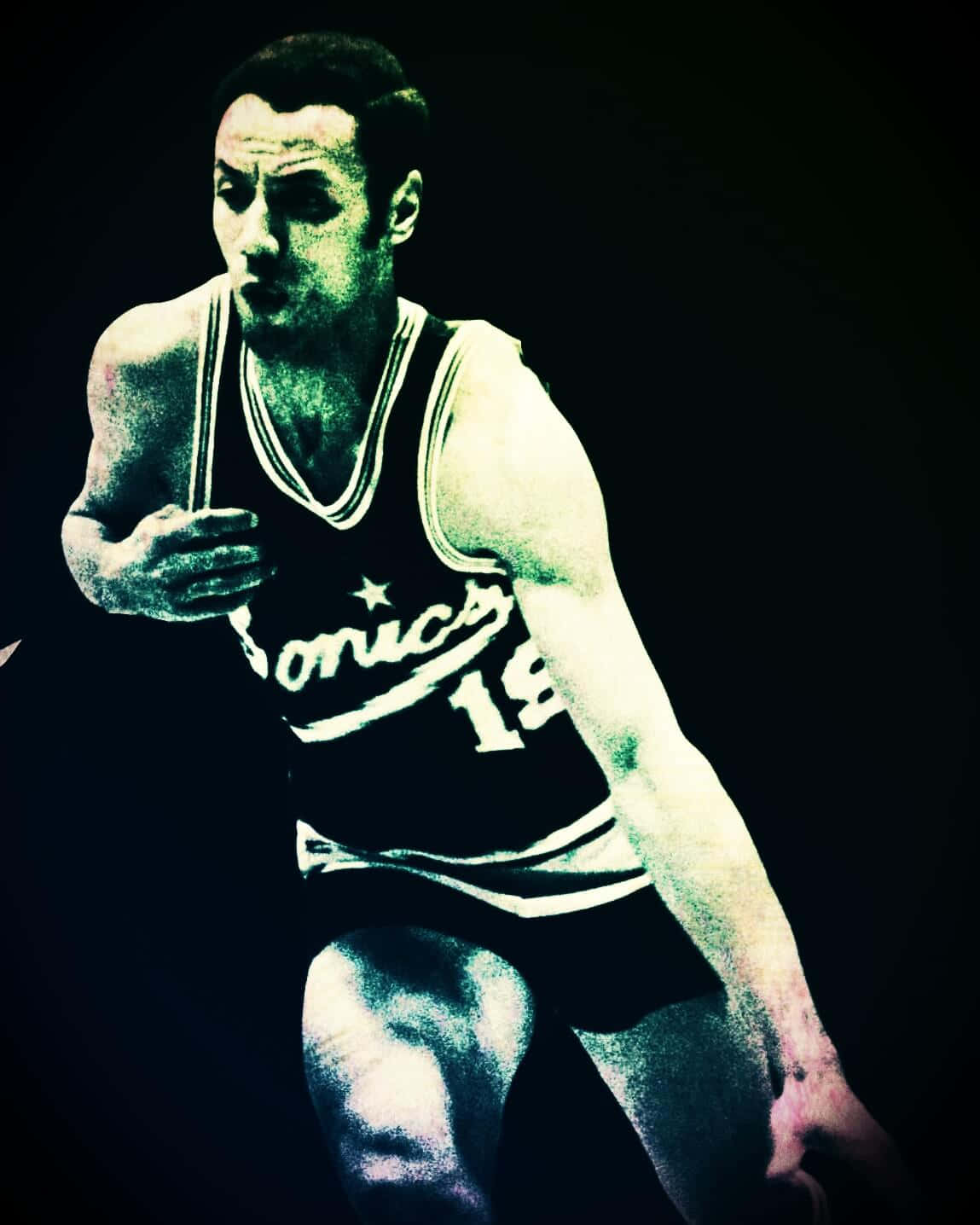 Basketball Aesthetic 桌布 壁紙 — 一位身穿Sonics球衣的復古籃球運動員在黑暗背景下，以高對比度和顆粒質感，激烈地蹲伏著。