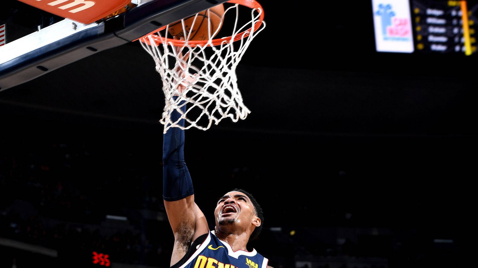 gary harris 桌布 壁紙 — 一位身穿丹佛球衣的籃球運動員在明亮的場館燈光下，專注地灌籃。