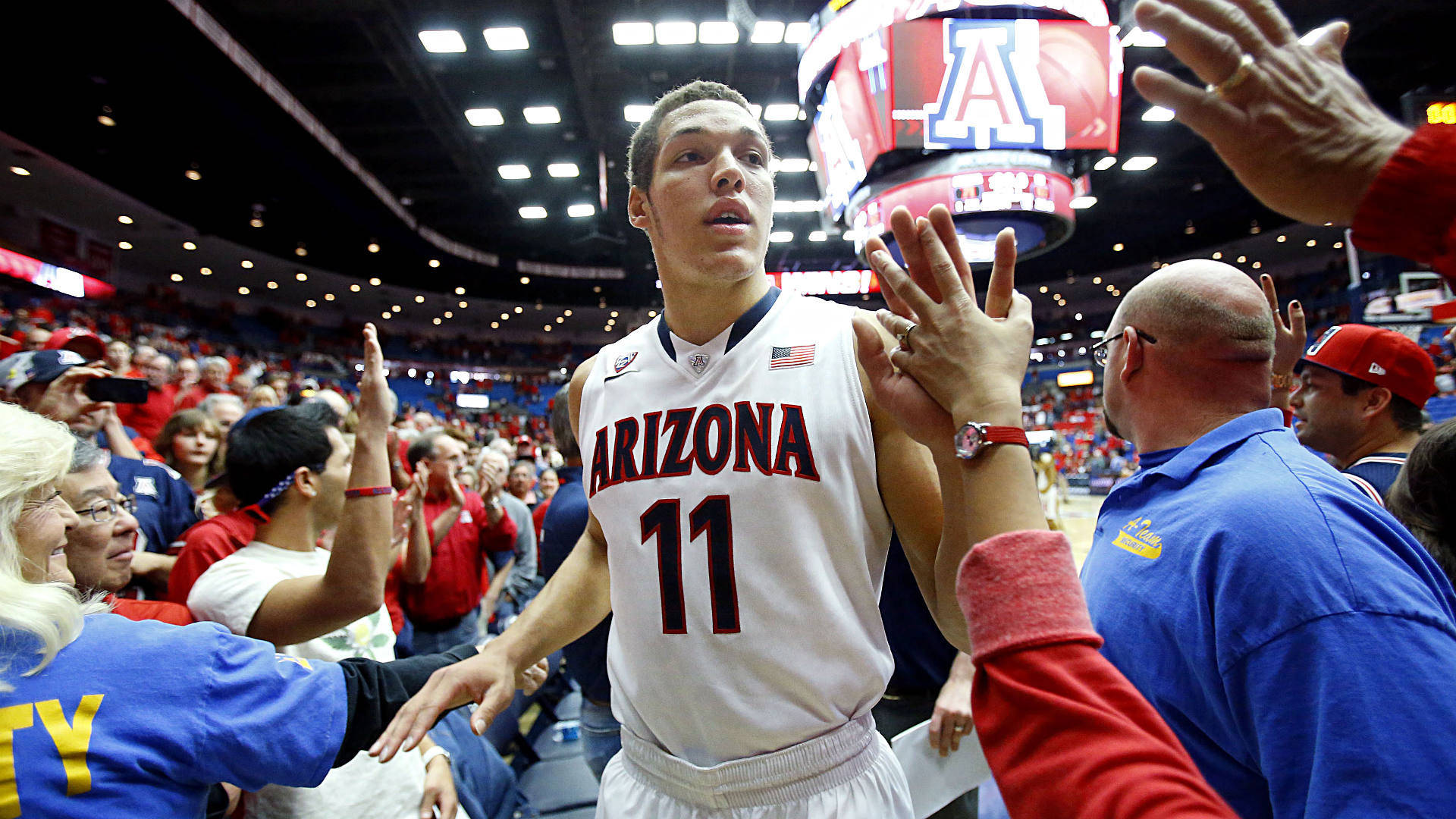 aaron gordon 桌布 壁紙 — 一位身穿亞利桑那州11號球衣的籃球運動員，在明亮的燈光下於擁擠的場館中與球迷擊掌。