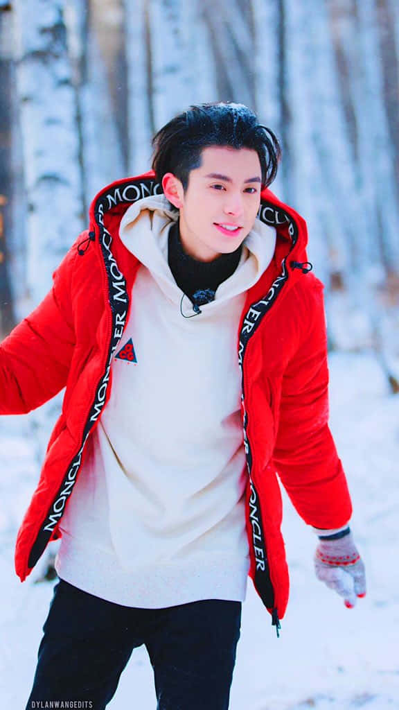 Dylan Wang 桌布 壁紙 — 一位身穿亮紅色Moncler外套的年輕男子，站在白雪覆蓋的白樺林中，露出溫暖的笑容。
