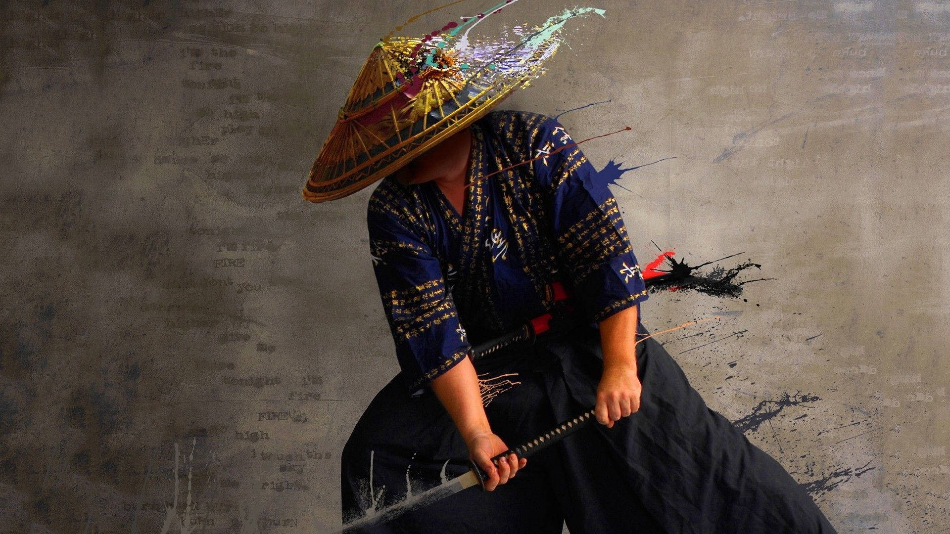 Samurai Art 桌布 壁紙 — 一位身穿傳統服飾、戴著草帽的武士，手持武士刀，背景是帶有紋理的灰色牆壁，上面有鮮豔的顏料飛濺。