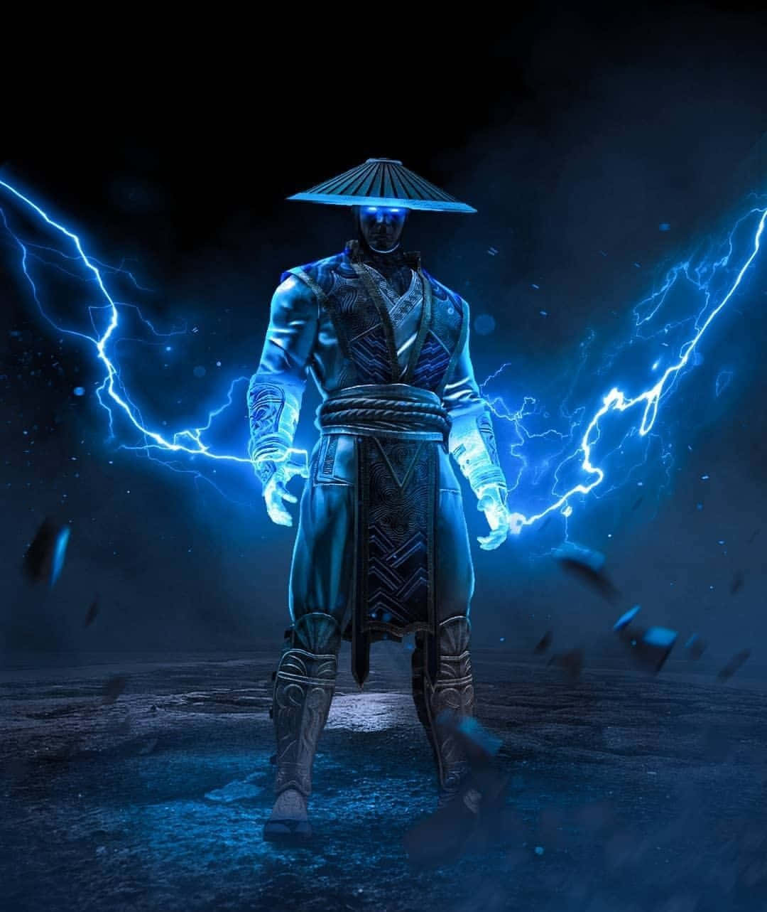 Mortal Kombat Raiden 桌布 壁紙 — 一位身穿傳統盔甲和錐形帽的藍光忍者戰士，在黑暗的暴風雨背景下引導劈啪作響的閃電能量。