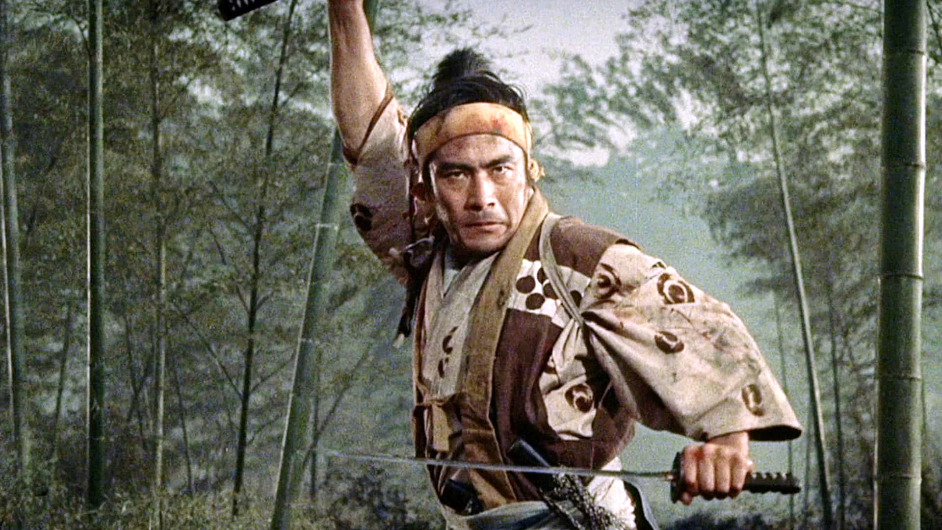 Samurai Movies 桌布 壁紙 — 一位身穿傳統盔甲的武士在霧氣瀰漫的竹林中拔劍待發。