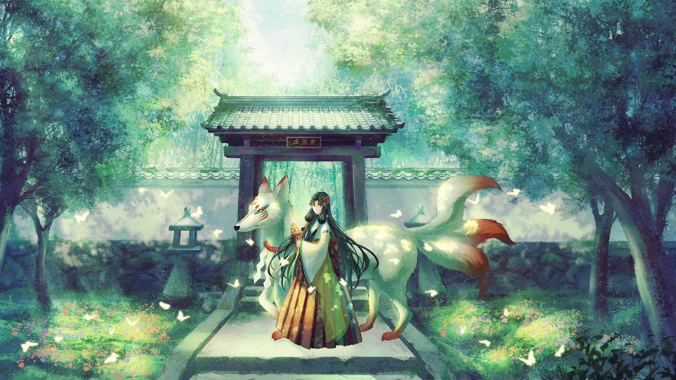 九尾狐 桌布 壁紙 — 一位身穿傳統長袍的女孩站在長滿青苔的大門下，旁邊是一隻尾巴尖端呈紅色的白狐，周圍是鬱鬱蔥蔥的花園。