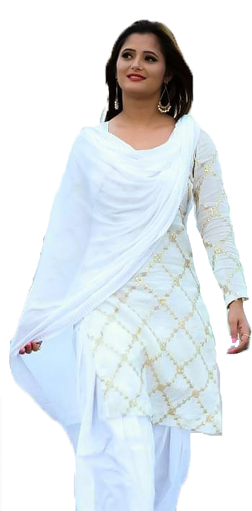 Saree 桌布 壁紙 — 一位身穿優雅白色傳統服飾、飾有金色刺繡的女性，在黑色背景前擺出姿勢。