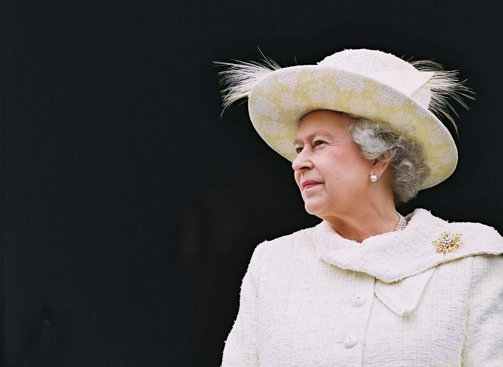 Queen Elizabeth 桌布 壁紙 — 一位身穿優雅白色外套和羽毛帽子的老婦人，在純黑背景下若有所思地凝視著。
