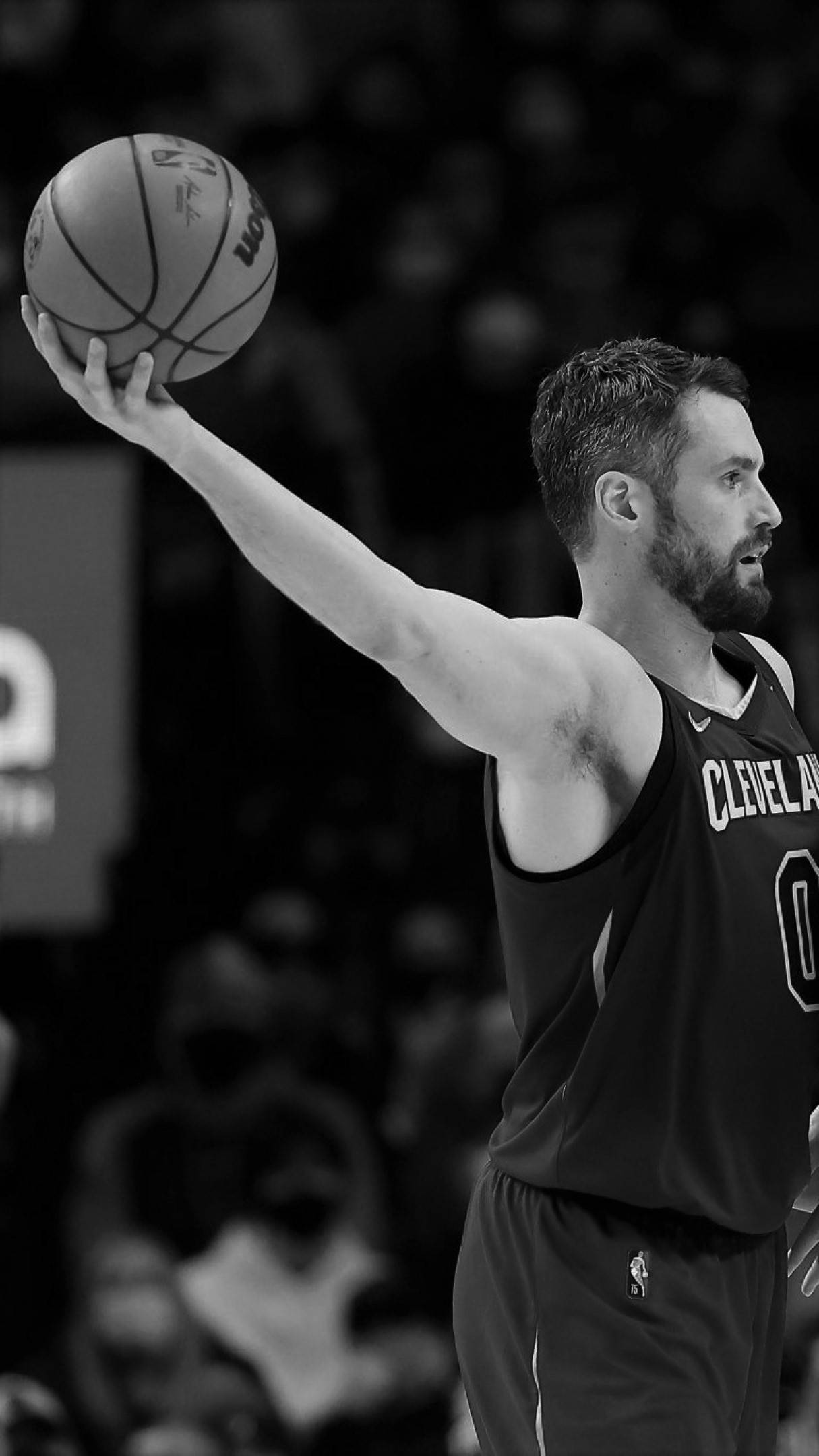 Kevin Love 桌布 壁紙 — 一位身穿克里夫蘭球衣的籃球運動員在單色調的球場鏡頭中準備投籃。