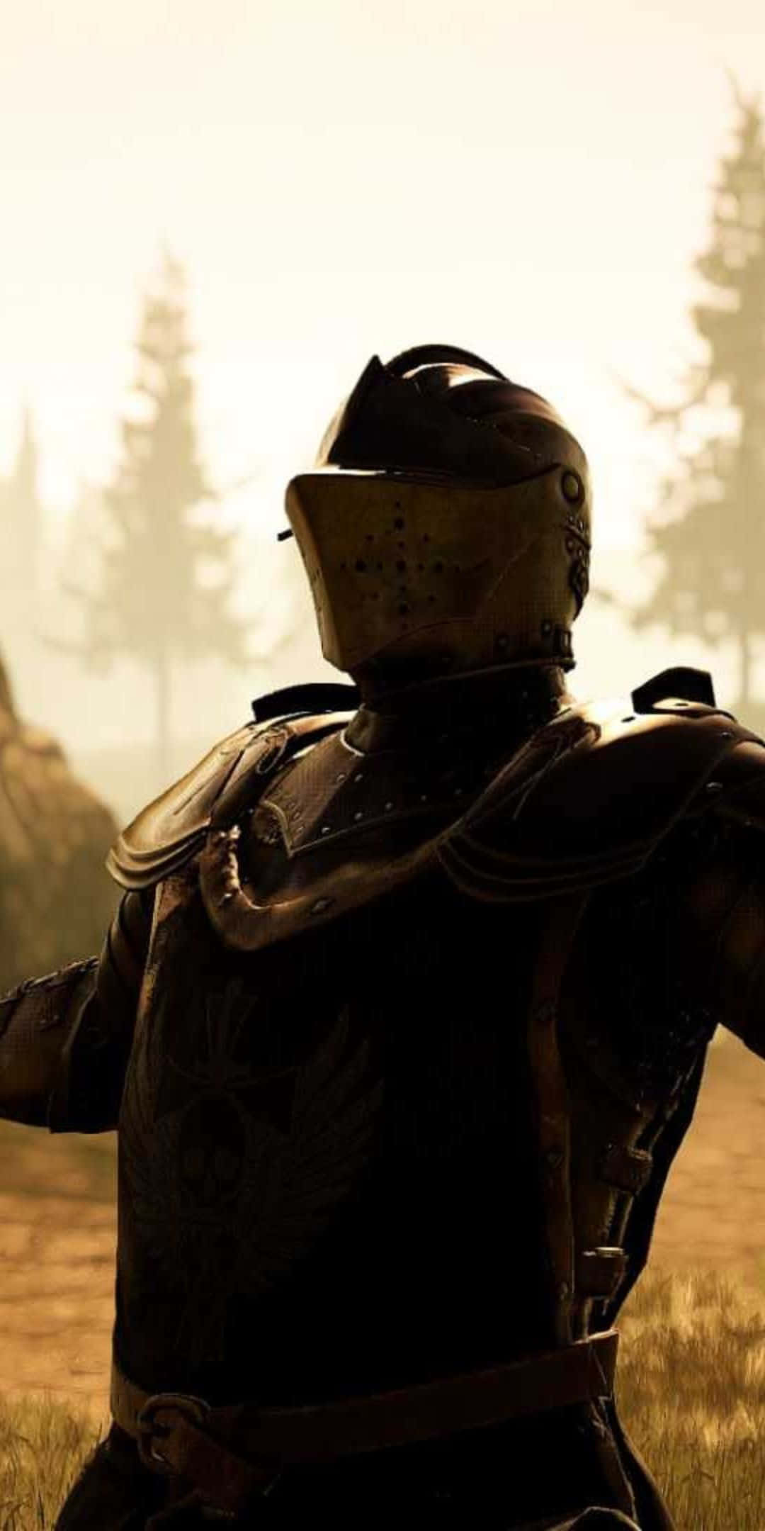 Pixel 3 Mordhau 桌布 壁紙 — 一位身穿全副盔甲的騎士站在薄霧籠罩的森林中，正值黃金時刻，背景中樹木呈現剪影。