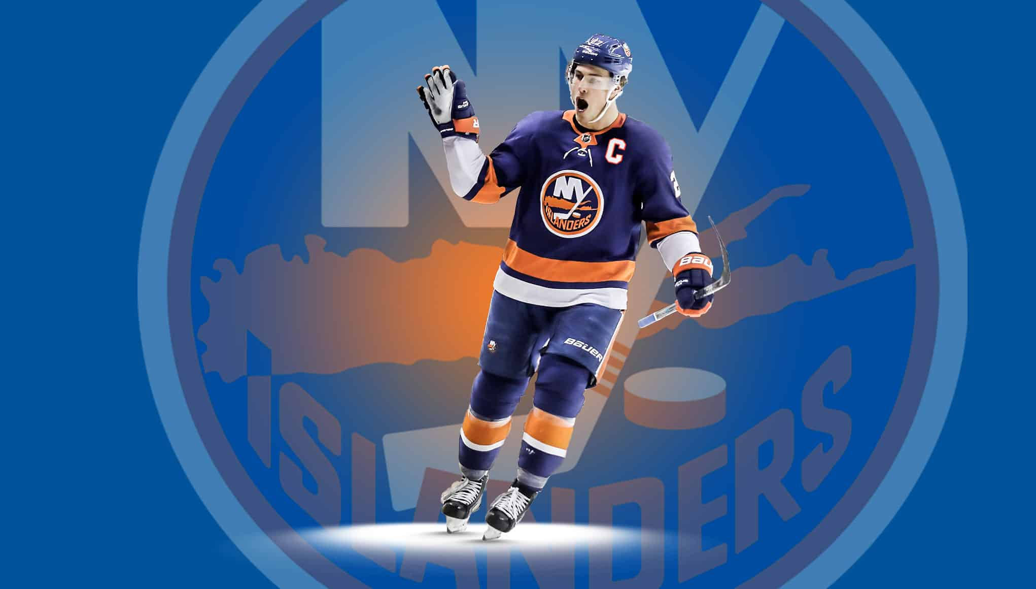 hockey 桌布 壁紙 — 一位身穿全套裝備的紐約島人冰球球員，在風格化的球隊標誌背景前高舉手套慶祝。