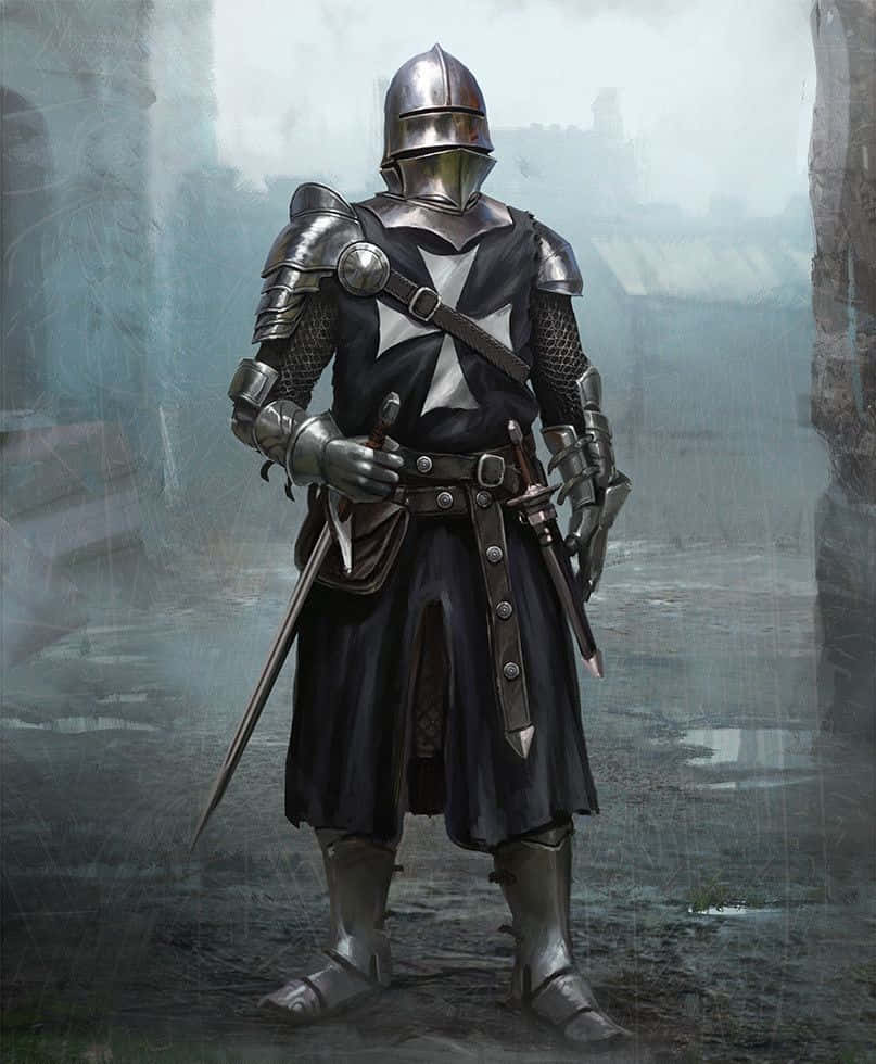 Crusader 桌布 壁紙 — 一位身穿全套銀色盔甲、帶有白色十字架的騎士，莊嚴地站在霧氣瀰漫的石頭庭院中，手持一把劍。