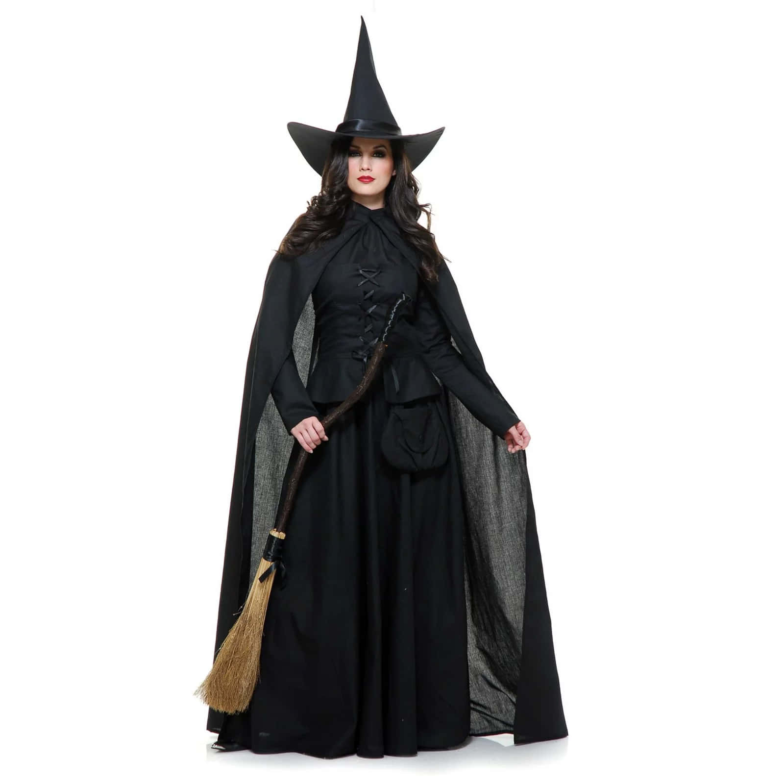 Evil Witch 桌布 壁紙 — 一位身穿全黑女巫服裝、戴尖帽、手持掃帚的女性，站在純白背景前。