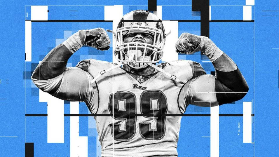 身穿公羊隊球衣的足球運動員在藍白幾何背景前展示肌肉。 — NFL GIF 壁紙