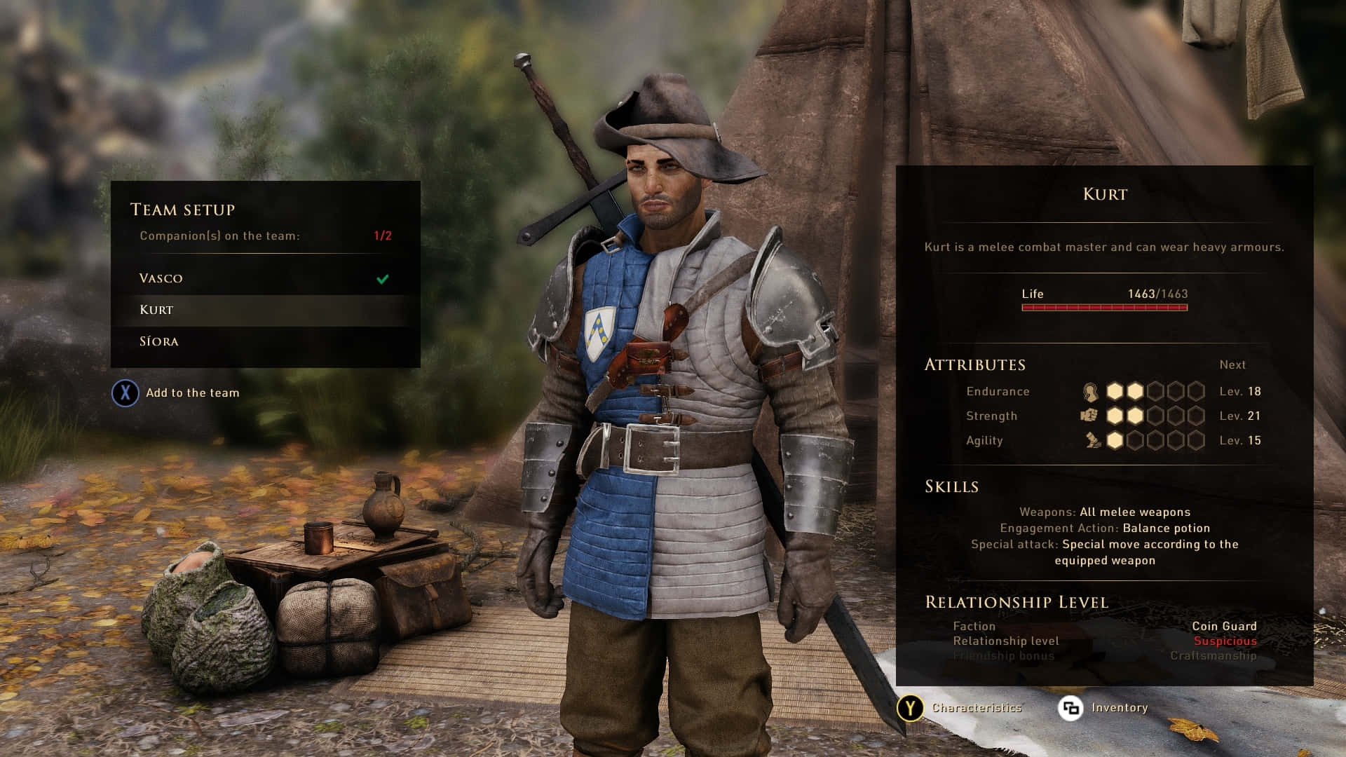 Greedfall 桌布 壁紙 — 一位身穿分層盔甲和帽子的中世紀騎士站在森林空地中，遊戲UI疊加層顯示他的統計數據和團隊設置。