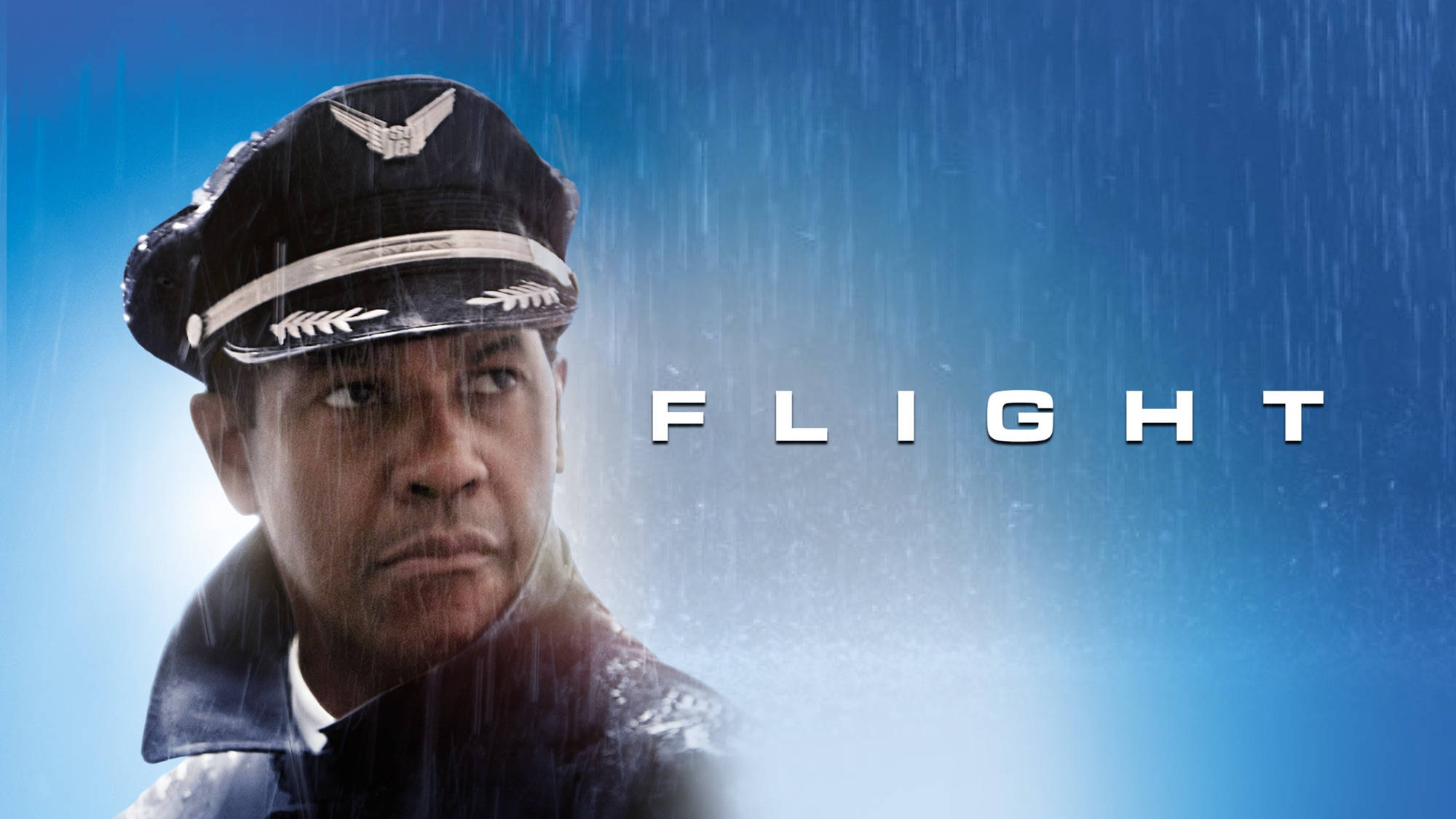 Denzel Washington 桌布 壁紙 — 一位身穿制服、意志堅定的飛行員，在雨中藍天下，凝視著以粗體白色字母寫成的「FLIGHT」字樣。
