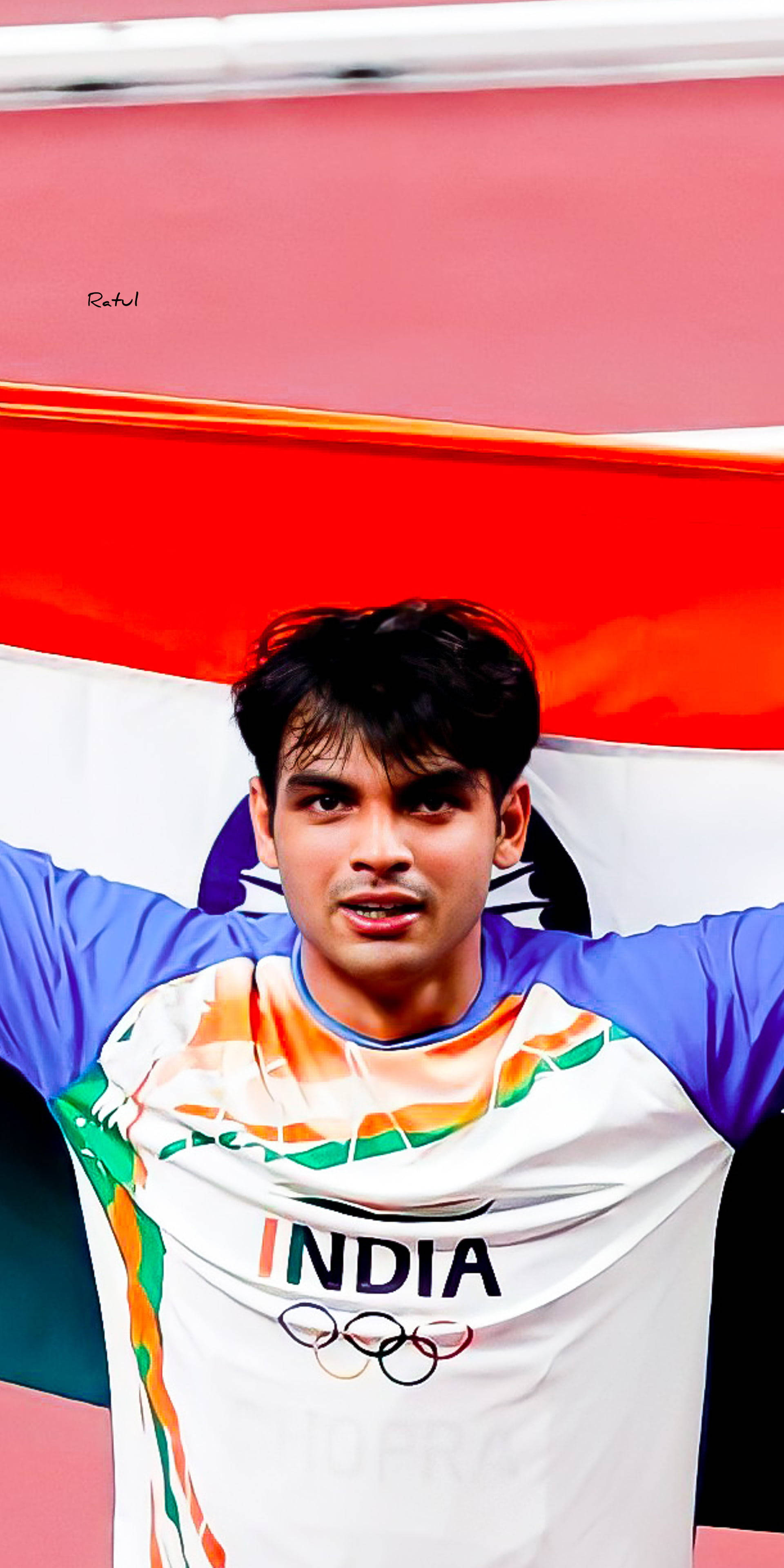 Athletic 桌布 壁紙 — 一位身穿印有「INDIA」和奧運五環的白色奧運球衣的印度運動員，高舉印度國旗，展現勝利姿態。