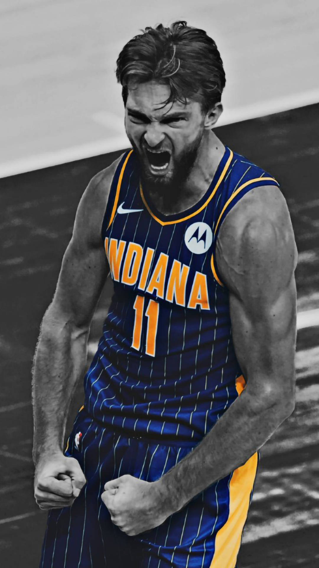 domantas sabonis 桌布 壁紙 — 一位身穿印第安納球衣的籃球運動員握緊拳頭怒吼，這是一張帶有選擇性色彩的戲劇性黑白照片。