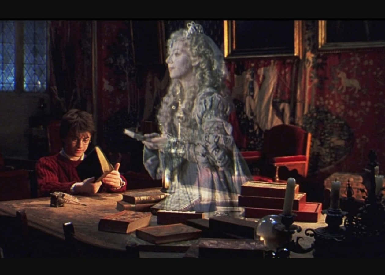The Hogwarts Ghosts 桌布 壁紙 — 一位身穿古裝的幽靈女子懸浮在雜亂的書桌上，而一個男孩在昏暗的書房中專注地閱讀。