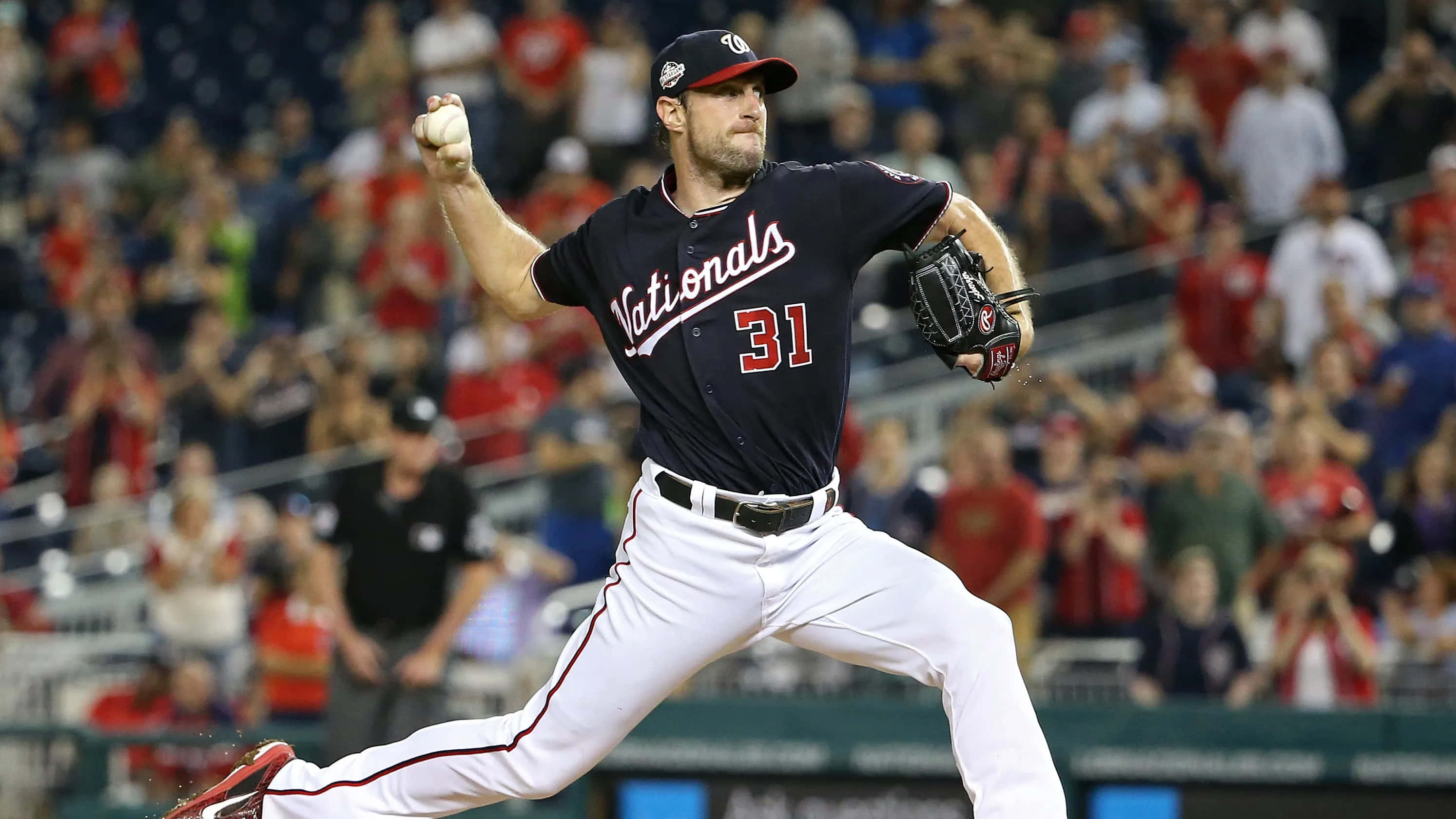 MLB Players 桌布 壁紙 — 一位身穿國民隊球衣的棒球投手在夜間比賽中投球，背景是模糊的人群。