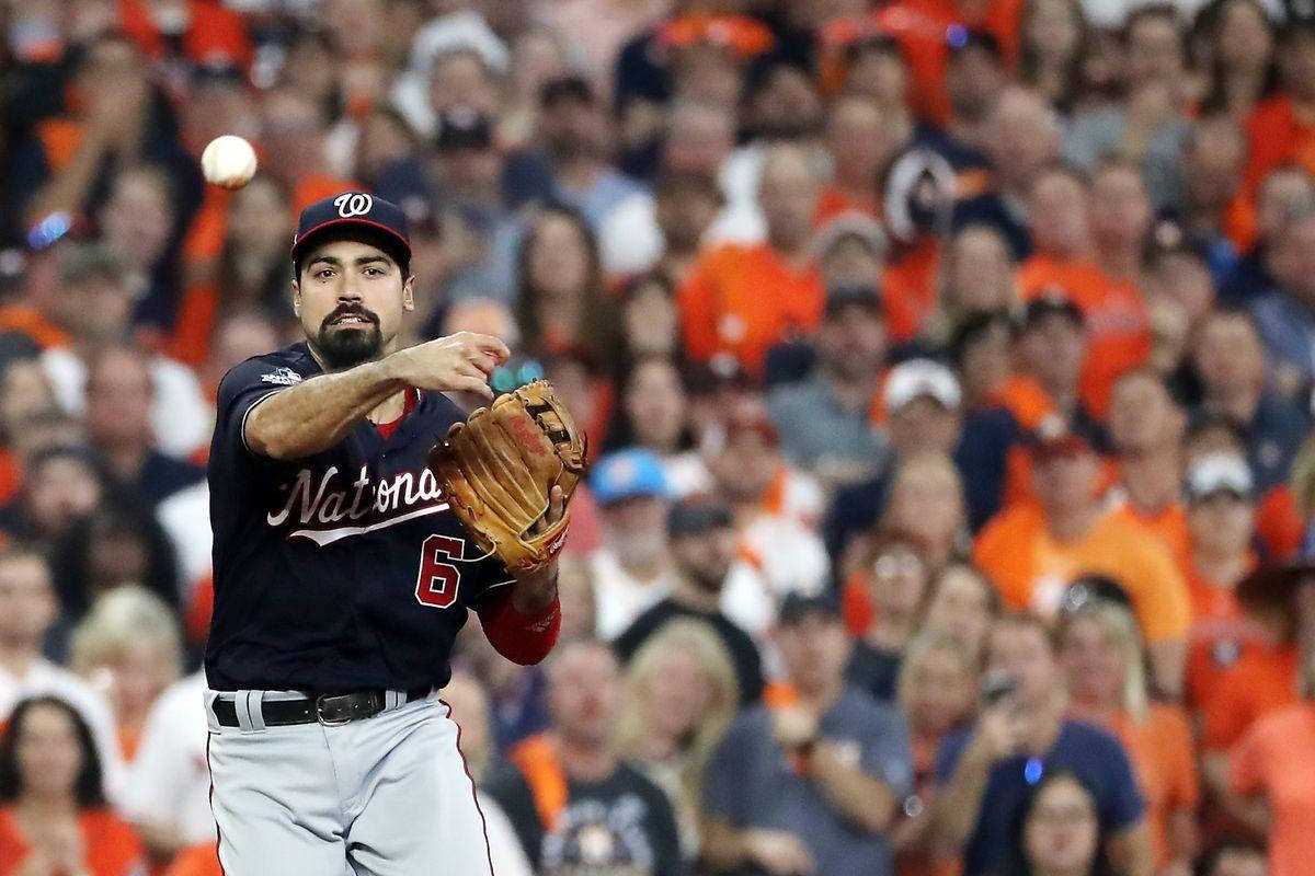 anthony rendon 桌布 壁紙 — 一位身穿國民隊球衣的棒球投手正在投球，背景是模糊的橙色球迷人群。