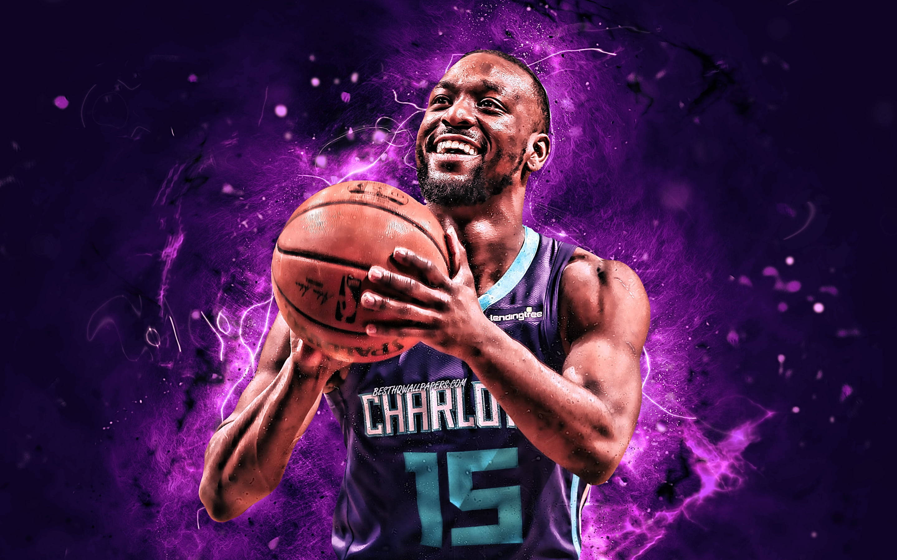 Kemba Walker 桌布 壁紙 — 一位身穿夏洛特球衣的快樂籃球運動員在充滿活力的紫色能量爆發中持球。