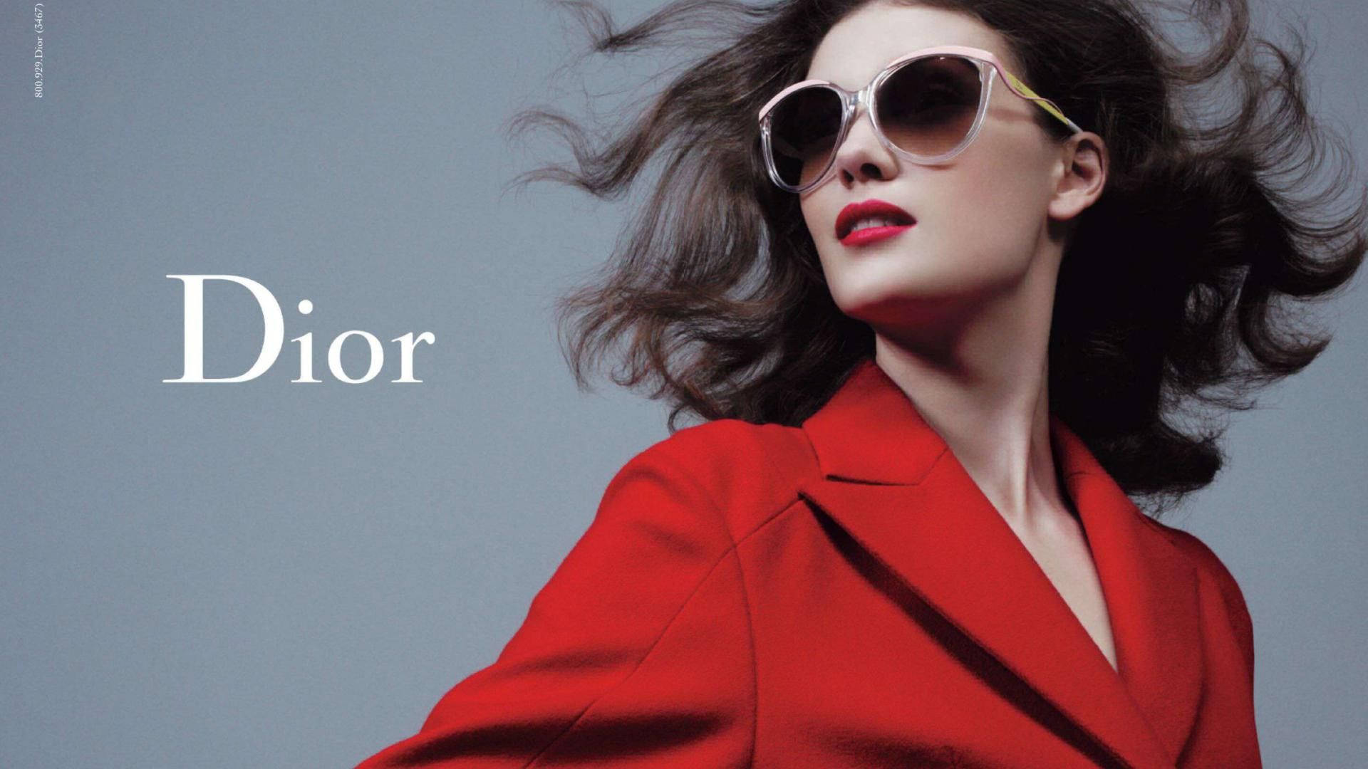 在Dior時尚廣告中，一位身穿紅色西裝外套和太陽眼鏡的時尚女性。 — Dior 動態 壁紙
