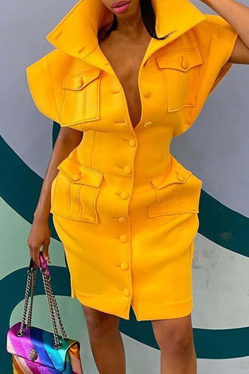 Yellow Fashion 桌布 壁紙 — 一位身穿大膽黃色無袖鈕扣連衣裙（帶有翻蓋口袋）的女性，在色彩繽紛的抽象牆前擺姿勢，手持彩虹手袋。