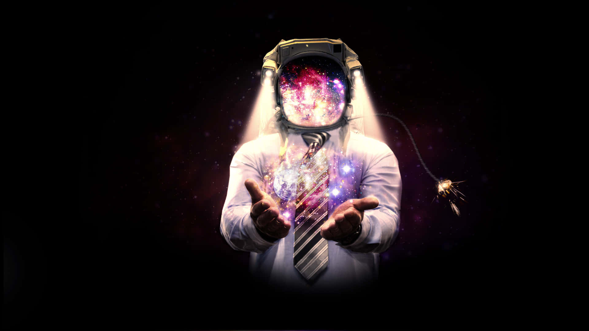 Amazing Astronaut 桌布 壁紙 — 一位身穿太空衣、頭盔內充滿星系的太空人，戴著手套的雙手握著宇宙能量，面對著繁星點點的虛空。
