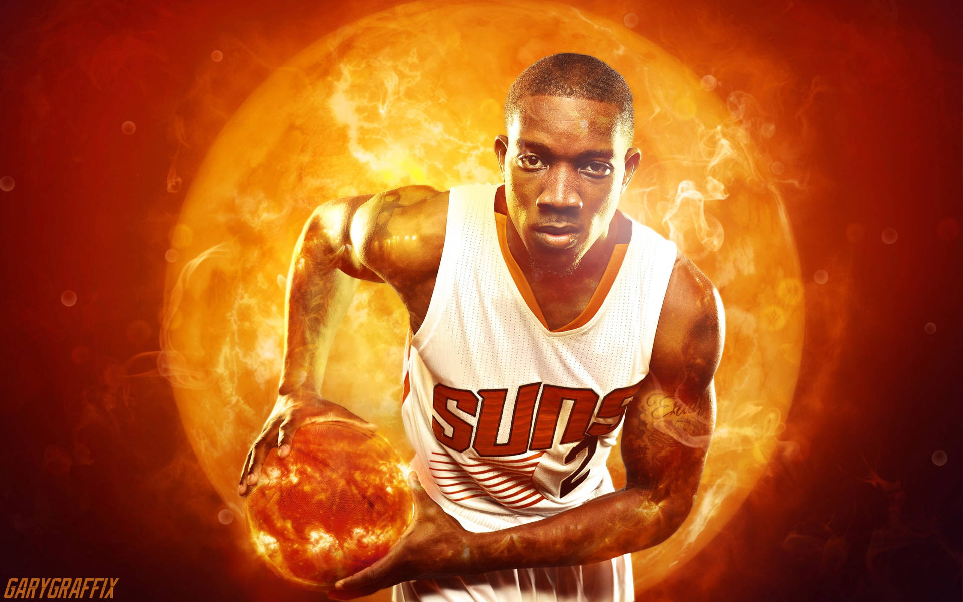 Suns 桌布 壁紙 — 一位身穿太陽隊球衣的籃球運動員，在熾熱的太陽背景下手持火球。