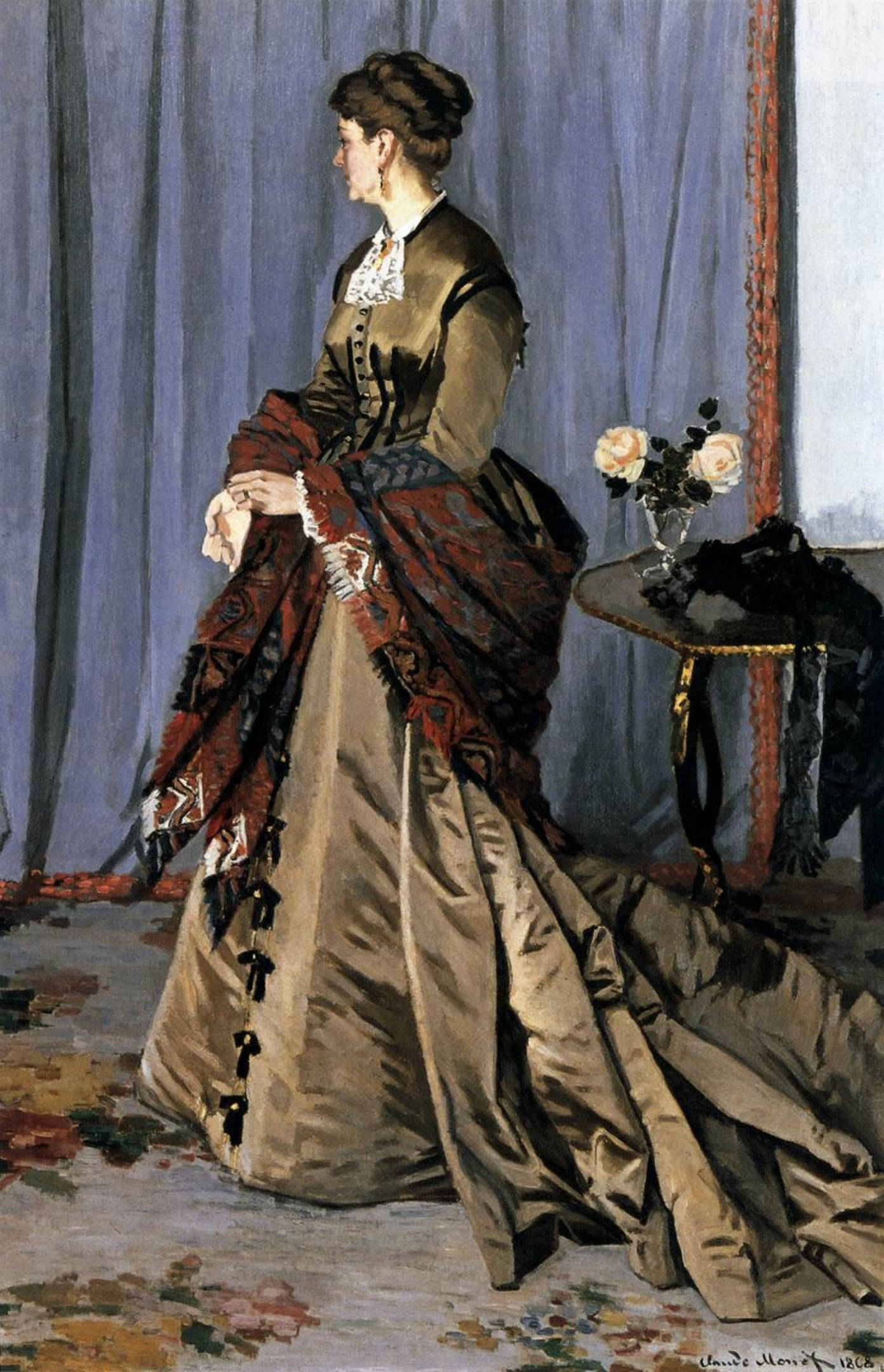 Monet 桌布 壁紙 — 一位身穿奢華棕色長裙的女性站在一張放有玫瑰花的桌子旁，背景是藍色窗簾，室內光線柔和。