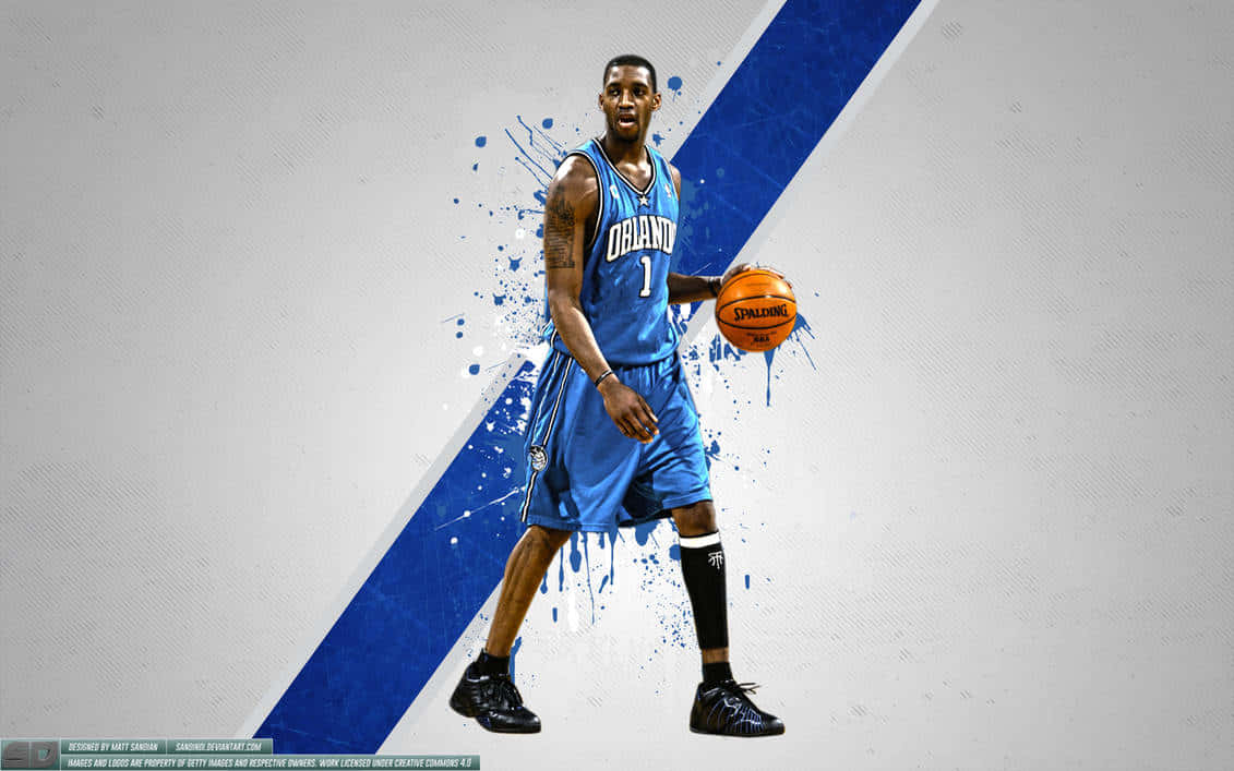 Tracy Mcgrady 桌布 壁紙 — 一位身穿奧蘭多魔術隊球衣的籃球運動員，在動態的藍色油漆飛濺中，對著對角線藍白背景持球。