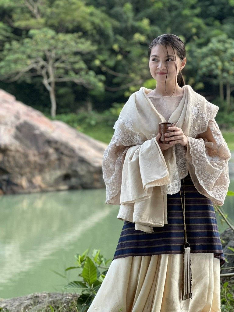 Pretty Girl 桌布 壁紙 — 一位身穿奶油色蕾絲服裝的寧靜女性，在鬱鬱蔥蔥的森林環繞的平靜綠色湖畔手持陶瓷杯。