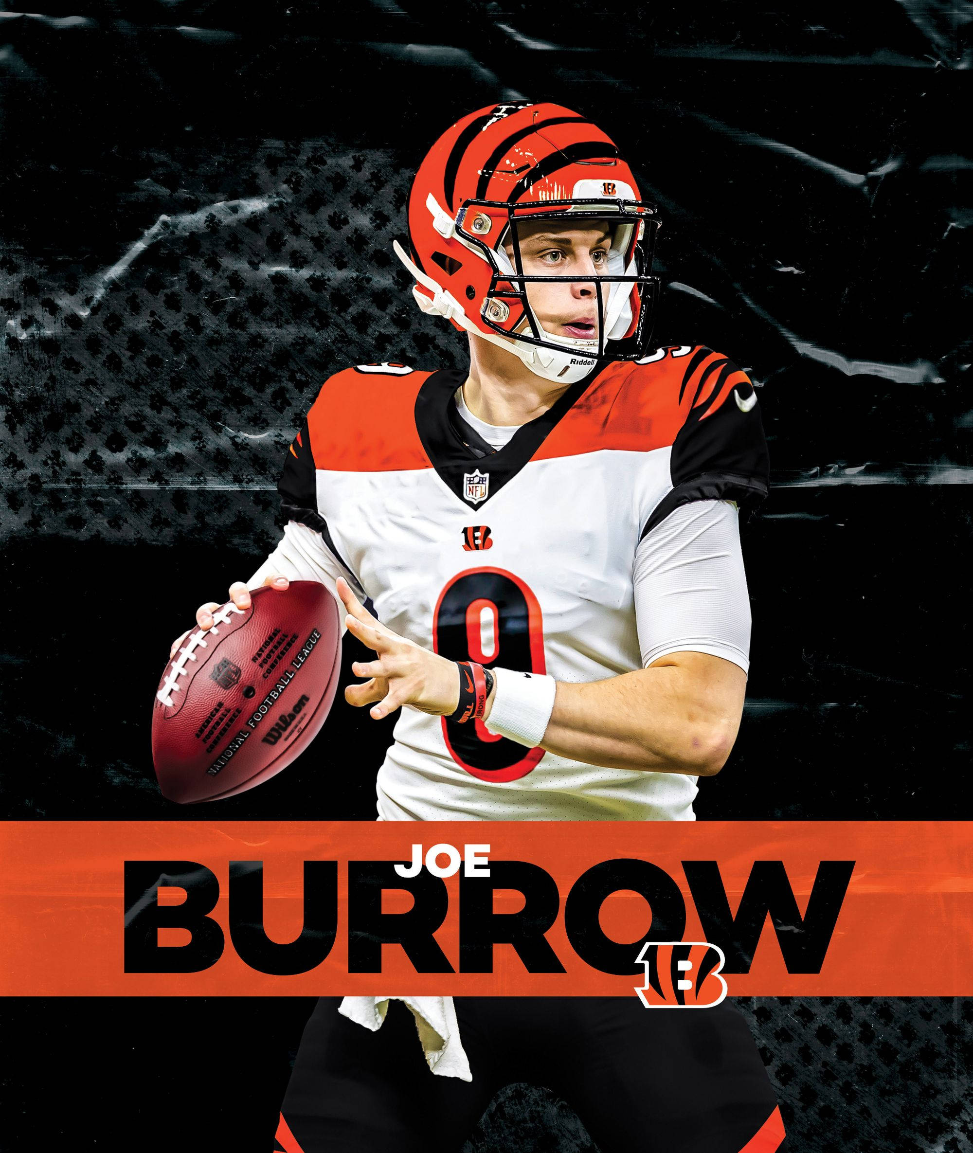 Joe Burrow 桌布 壁紙 — 一位身穿孟加拉虎隊球衣的美式足球四分衛準備在深色紋理背景前擲出橄欖球。