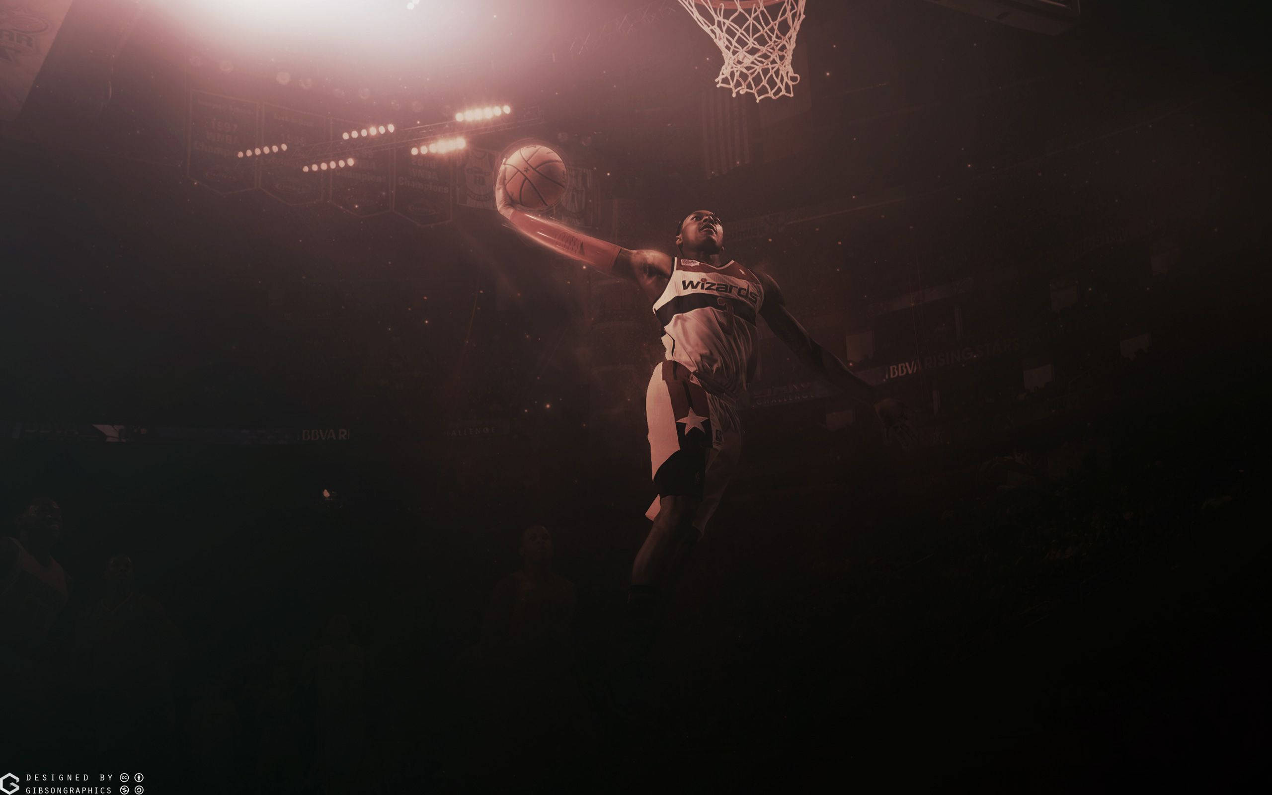 Bradley Beal 桌布 壁紙 — 一位身穿巫師隊球衣的籃球運動員在煙霧繚繞的戲劇性場館燈光下灌籃。