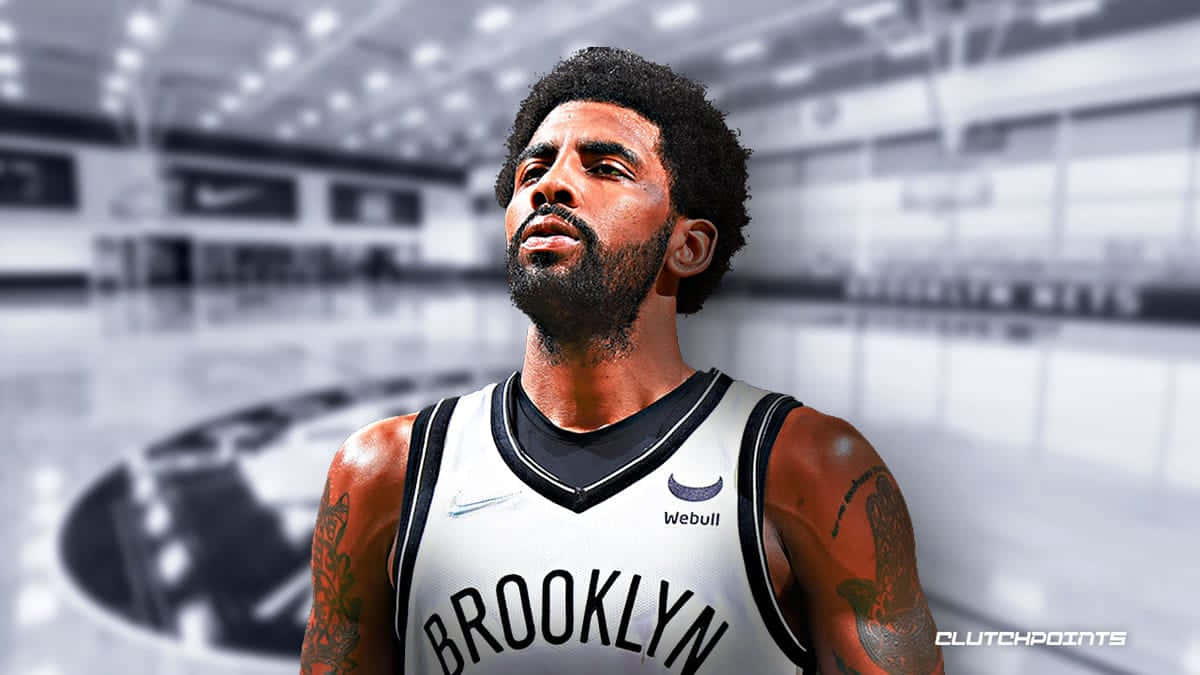 Kyrie Irving Nets 桌布 壁紙 — 一位身穿布魯克林球衣的籃球運動員自信地站在模糊的室內場館，手臂上的刺青清晰可見。