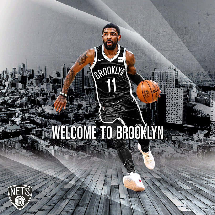 Kyrie Irving Cool 桌布 壁紙 — 一位身穿布魯克林籃網球衣的籃球運動員在單色城市景觀上方運球，並有粗體文字寫著 welcome to brooklyn。