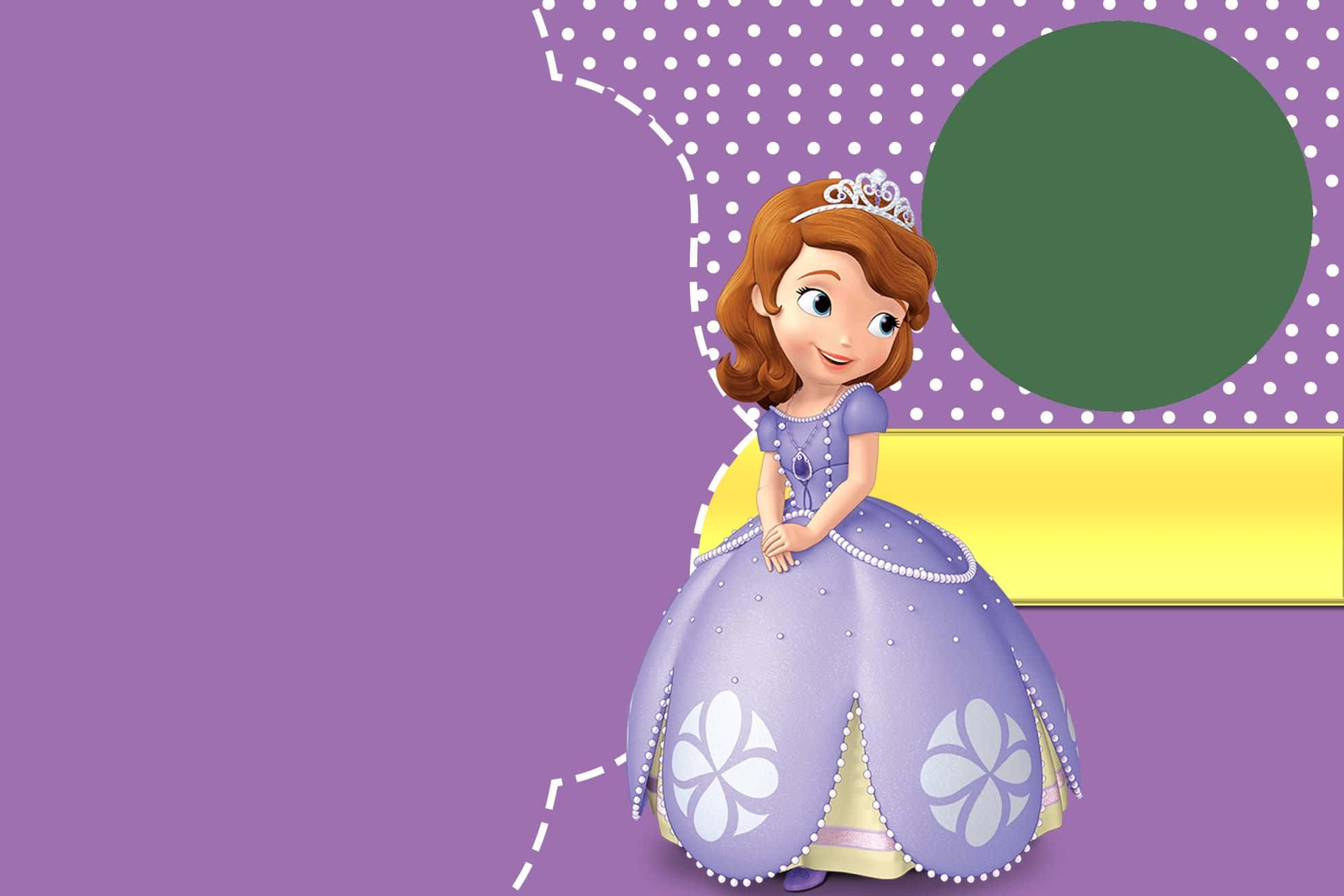 Sofia The First 桌布 壁紙 — 一位身穿帶有白色花卉圖案的紫色長袍、頭戴皇冠的快樂卡通公主，坐在一個俏皮的紫色圓點背景前。