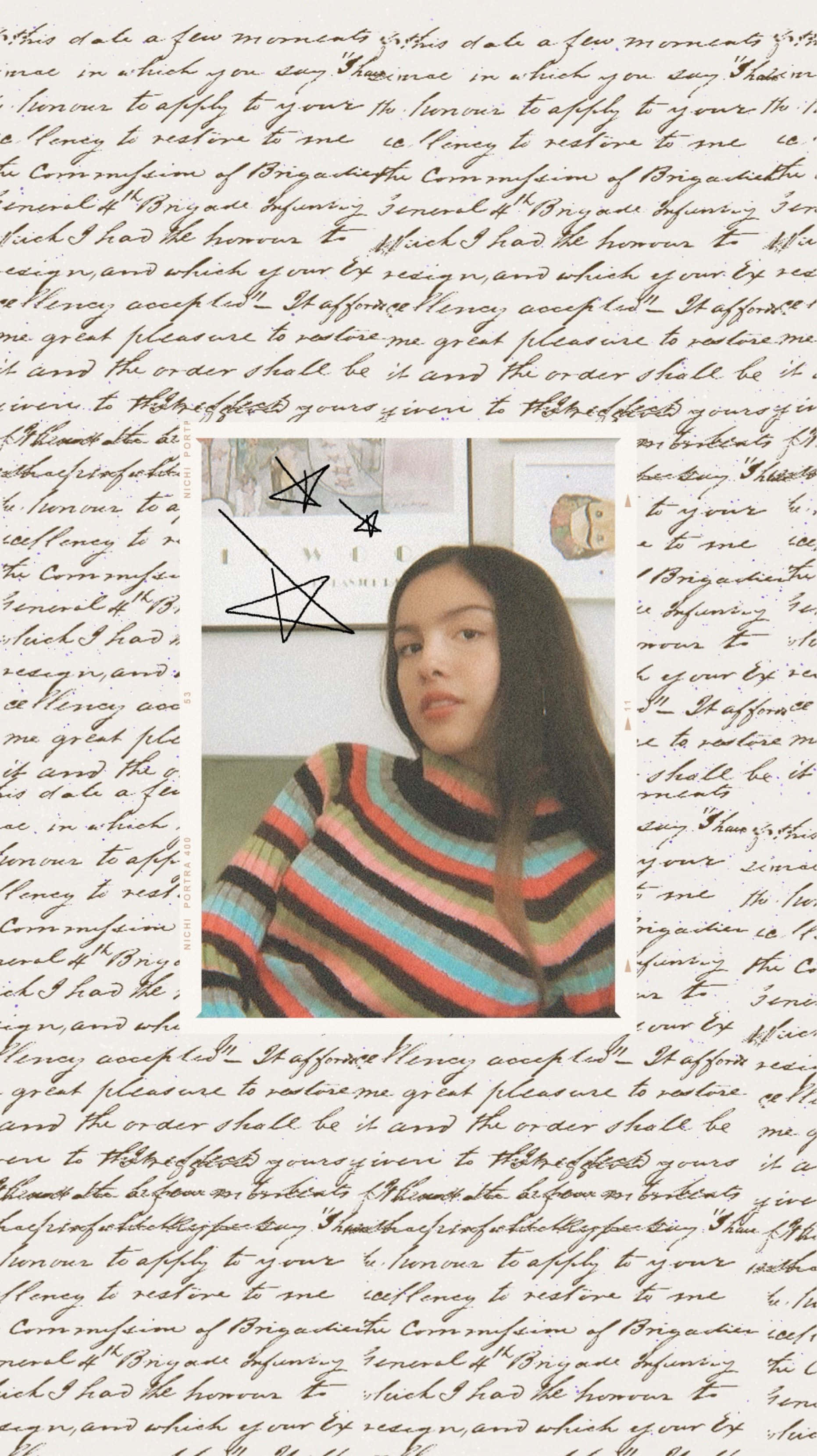 Olivia Rodrigo Aesthetic 桌布 壁紙 — 一位身穿彩色條紋毛衣的年輕女性，被手寫文字和幾何塗鴉框住，溫柔地凝視著鏡頭。