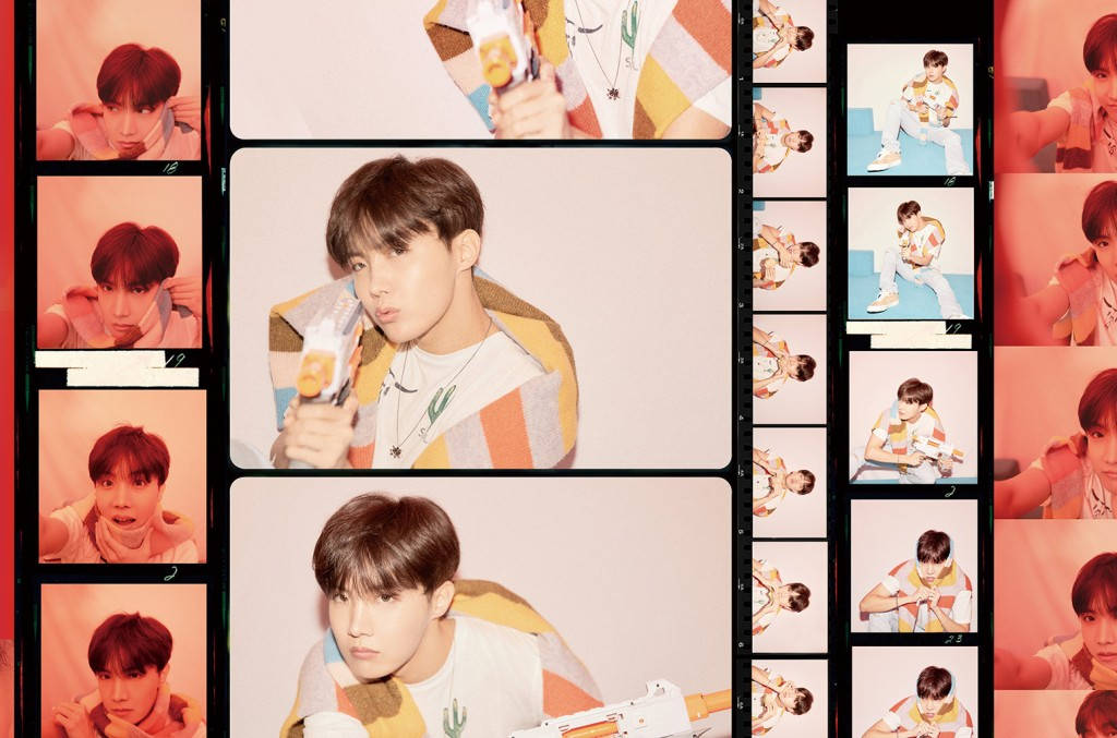 jhope 桌布 壁紙 — 一位身穿彩色條紋襯衫的年輕男子，在溫暖粉紅和橙色調的底片條風格照片拼貼中，頑皮地擺出姿勢。
