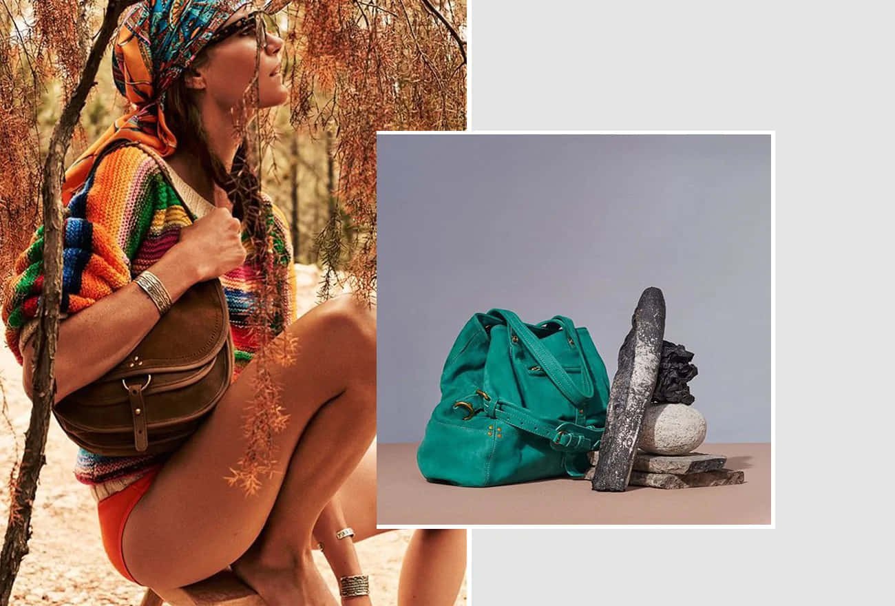 Handbag 桌布 壁紙 — 一位身穿彩色針織毛衣和頭巾的女性坐在乾燥的森林中，旁邊有一個藍綠色手提包和堆疊的石頭。