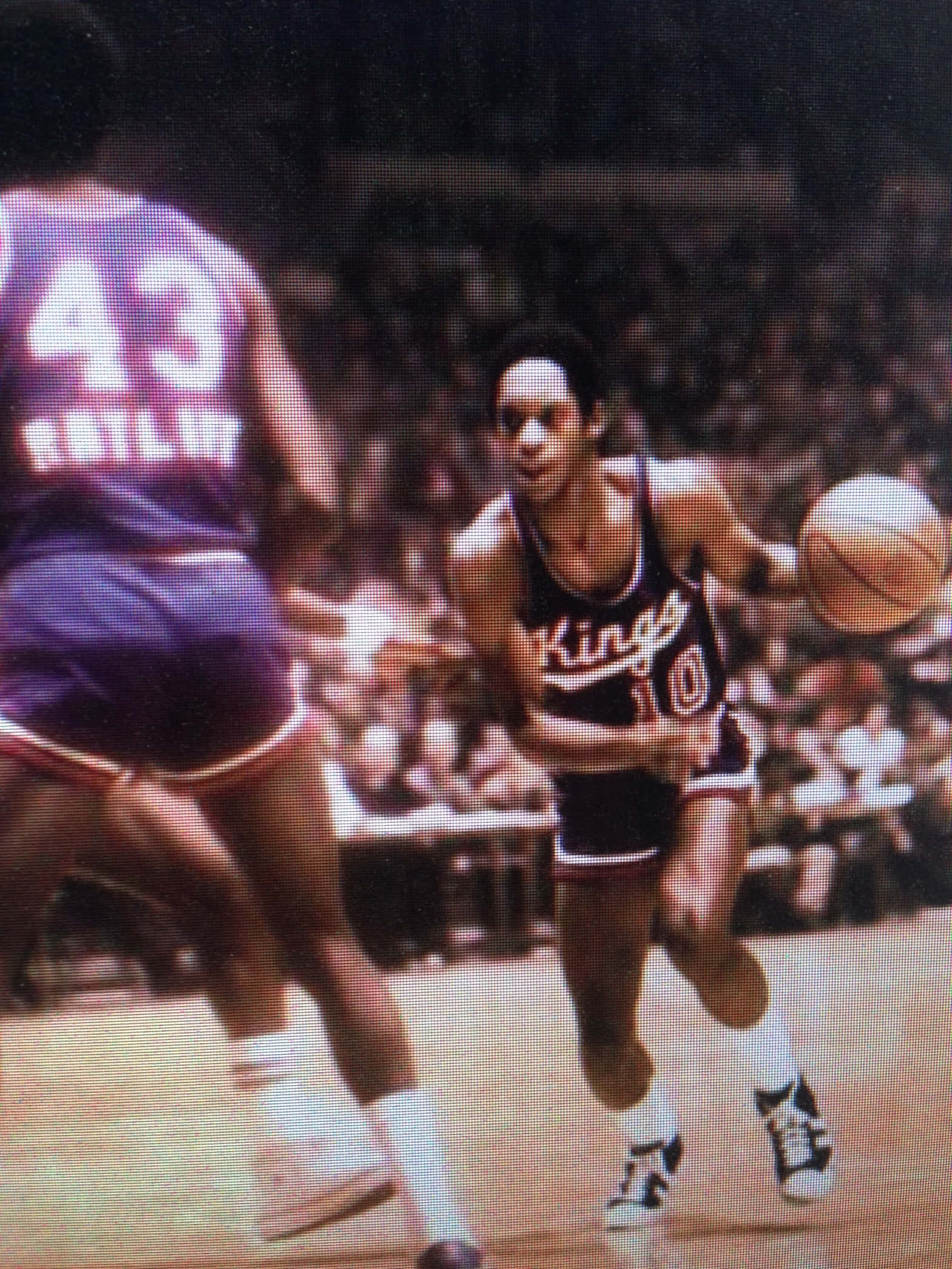 NBA 桌布 壁紙 — 一位身穿復古國王隊球衣的籃球運動員在擁擠的場館中運球，同時被防守。