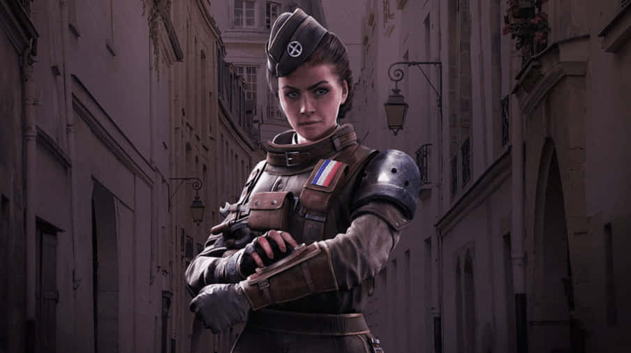 Rainbow Six Siege Twitch 桌布 壁紙 — 一位身穿復古盔甲、意志堅定的女兵站在狹窄的歐洲街道上，手持步槍。