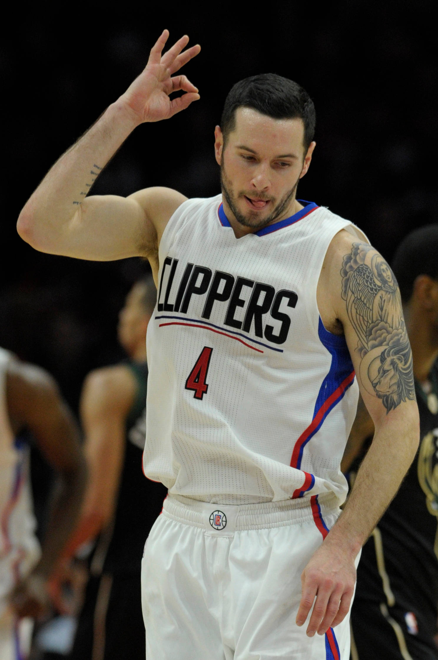 Jj Redick 桌布 壁紙 — 一位身穿快艇隊球衣的籃球運動員在比賽中用有刺青的手臂做出OK手勢。