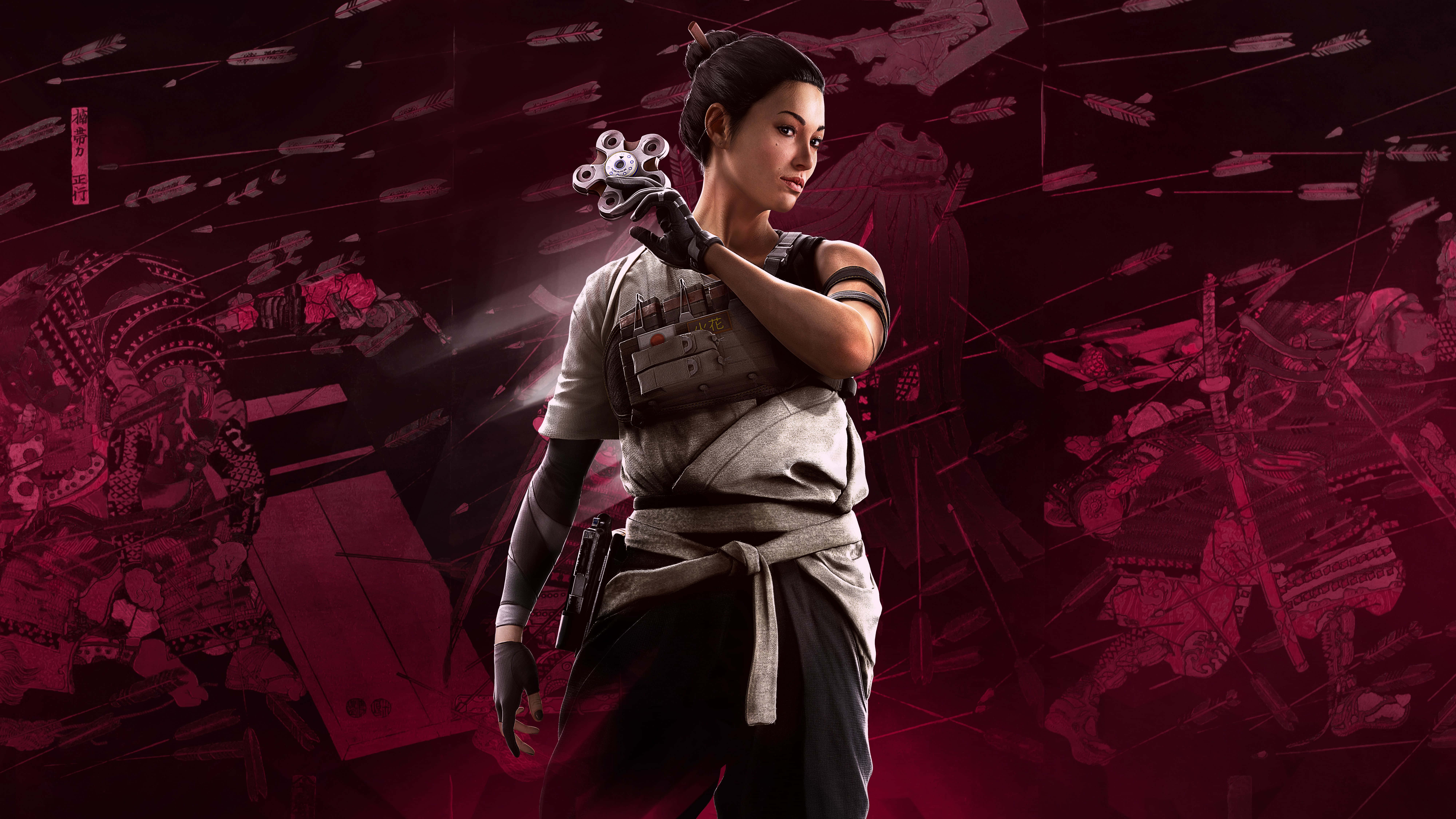 Rainbow Six Siege Operators 桌布 壁紙 — 一位身穿戰術裝備的女戰士，在充滿武士圖案的暗紅色背景下手持未來武器。