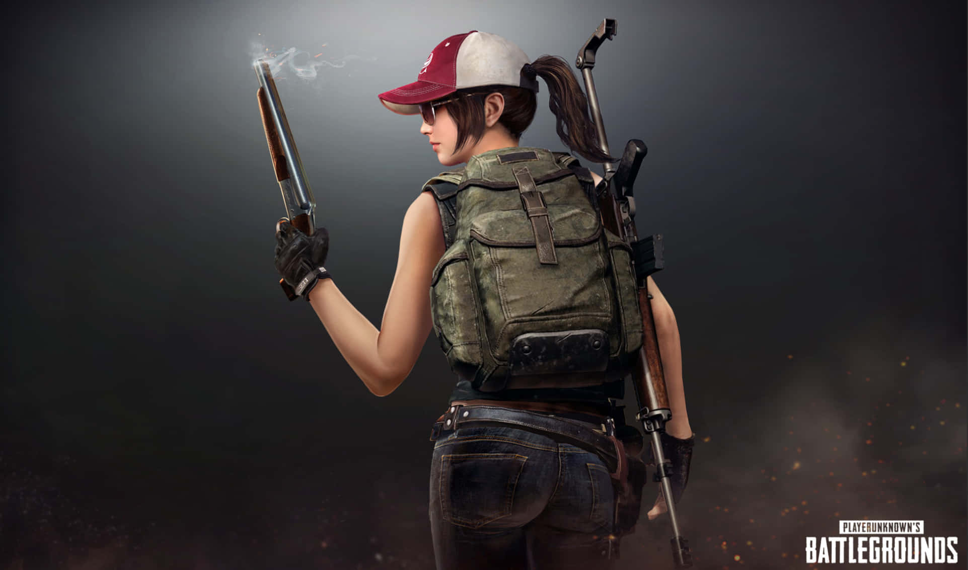 絕地求生 桌布 壁紙 — 一位身穿戰鬥裝備的女性PUBG角色，手持冒煙的霰彈槍，戴著紅白帽子和戰術背包。