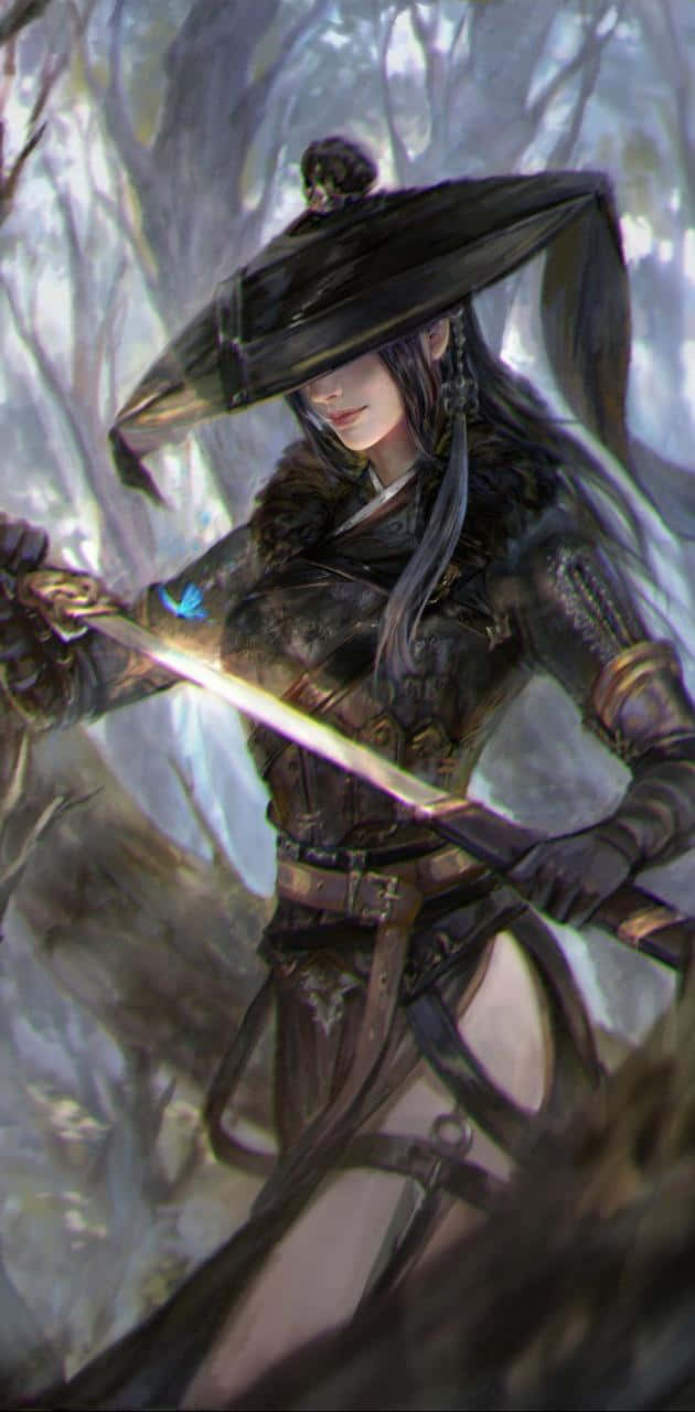 Female Samurai 桌布 壁紙 — 一位身穿斗篷、戴著寬邊帽的戰士，在迷霧森林中揮舞著一把發光的劍。