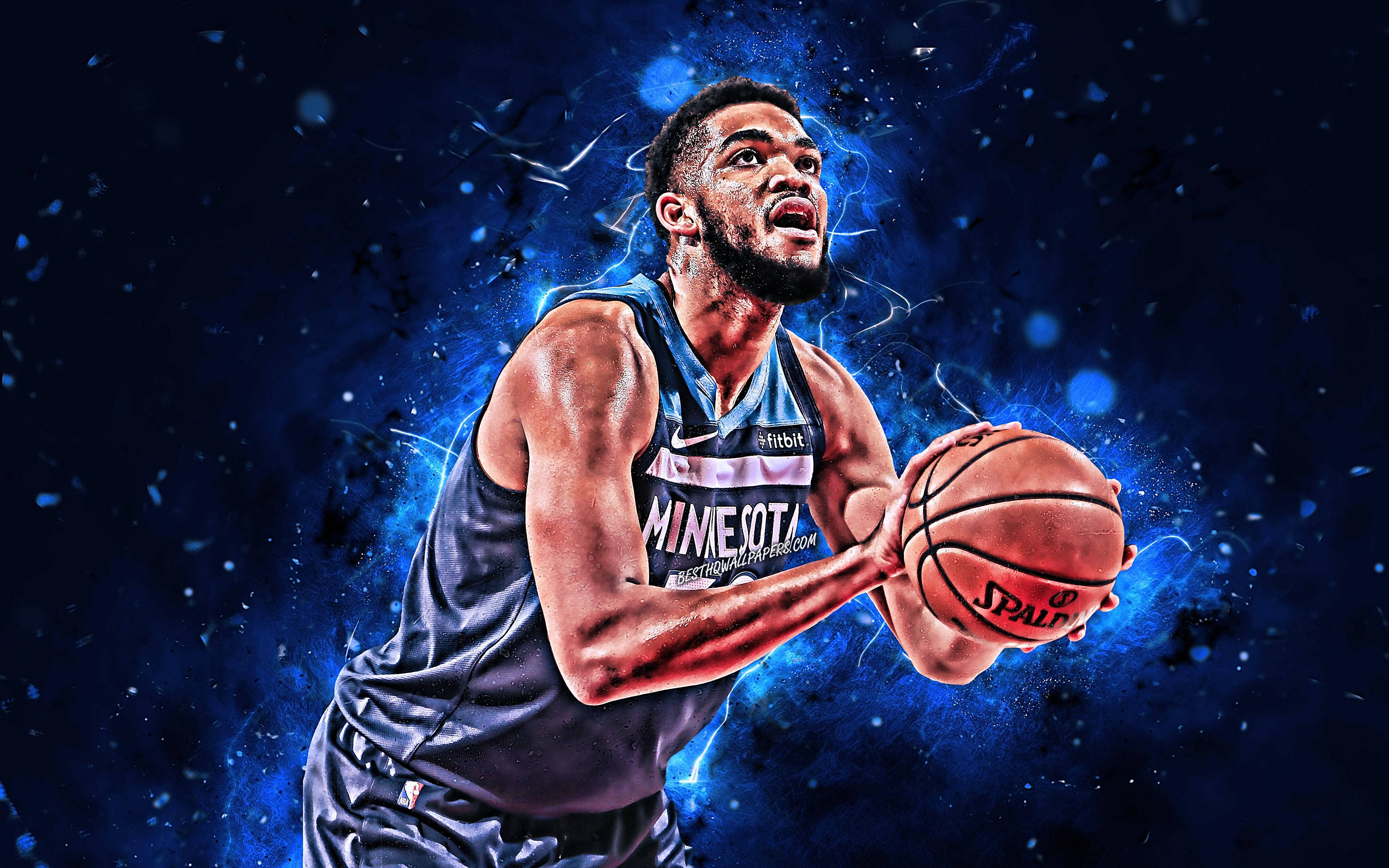 karl-anthony towns 桌布 壁紙 — 一位身穿明尼蘇達球衣的籃球運動員，手持Spalding籃球，衝破藍色電風暴。