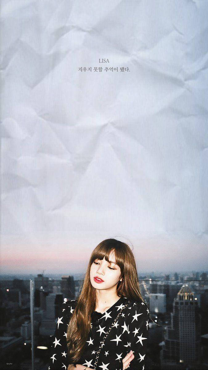 lisa 桌布 壁紙 — 一位身穿星星圖案上衣的女性站在屋頂上，俯瞰暮色中的城市景觀，並帶有皺紙紋理疊加效果。