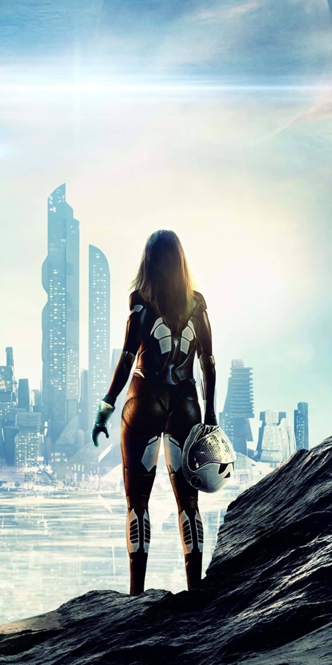 Civilization Beyond Earth 桌布 壁紙 — 一位身穿時尚賽車服的女賽車手站在岩石峭壁上，俯瞰著沐浴在明亮日光下的未來城市景觀。